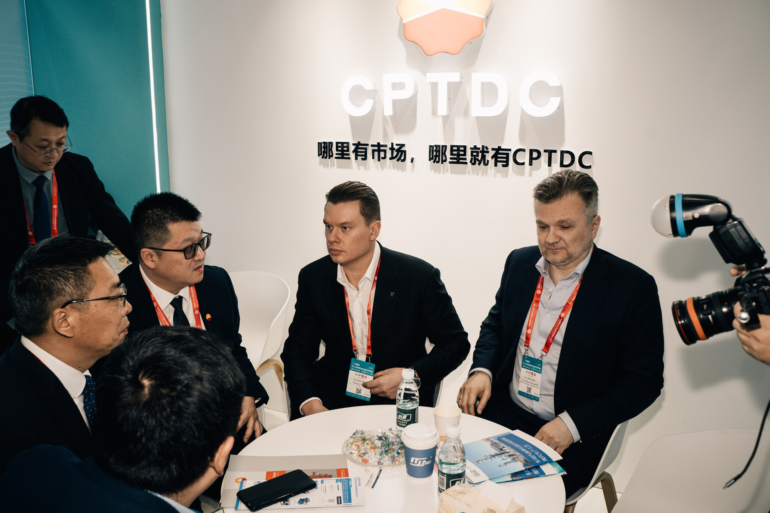 Delegation negotiations with Chinese partners at the cippe exhibition, signing a cooperation agreement.