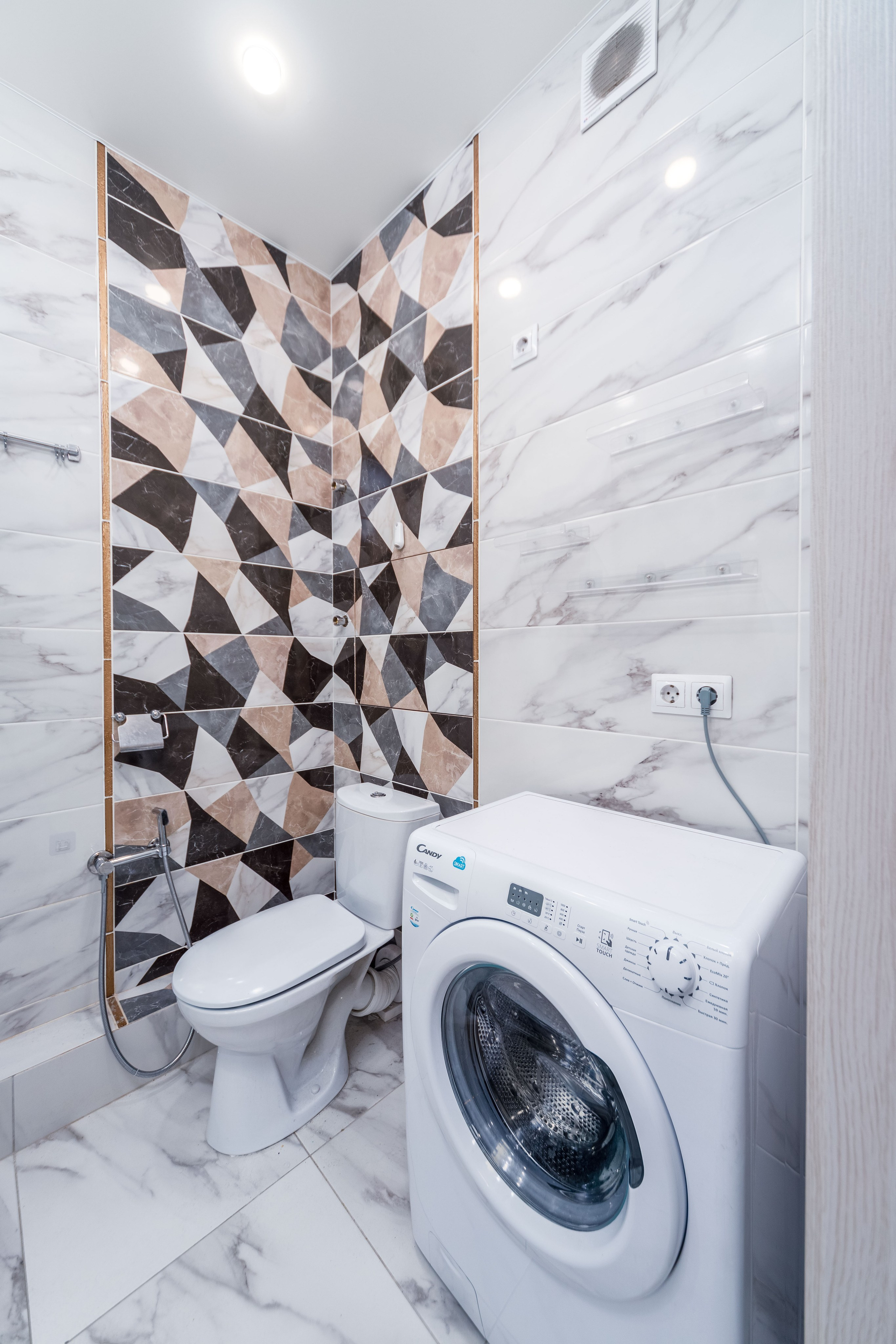 Интерьер зоны унитаза и стиральной машинки в санузле в двухкомнатной квартире