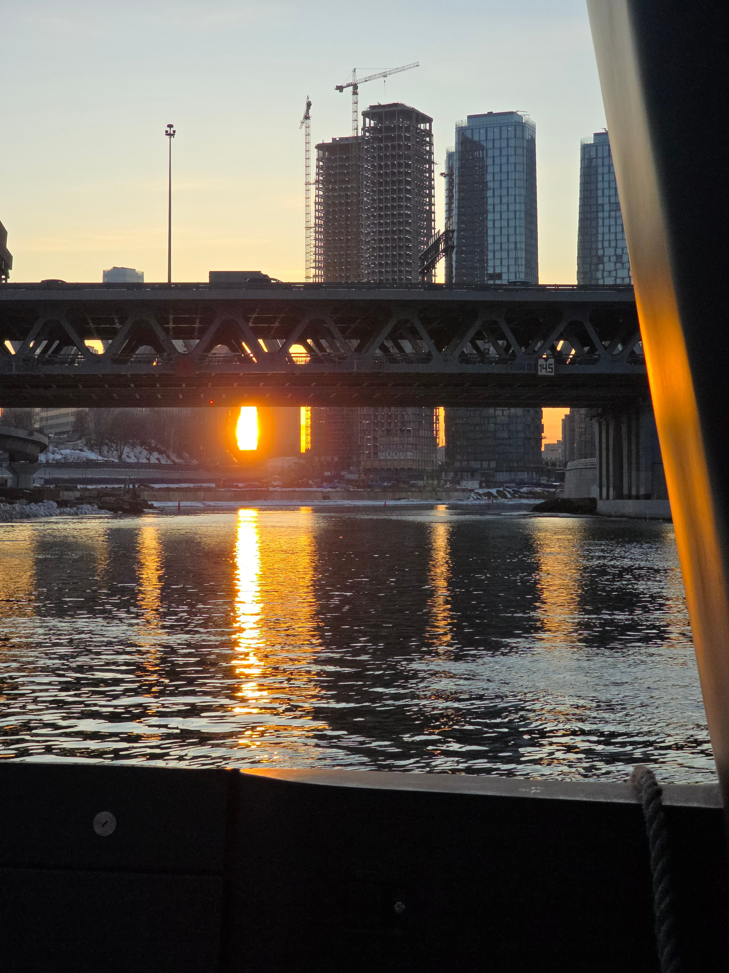 На реке периодически проплывают льдины