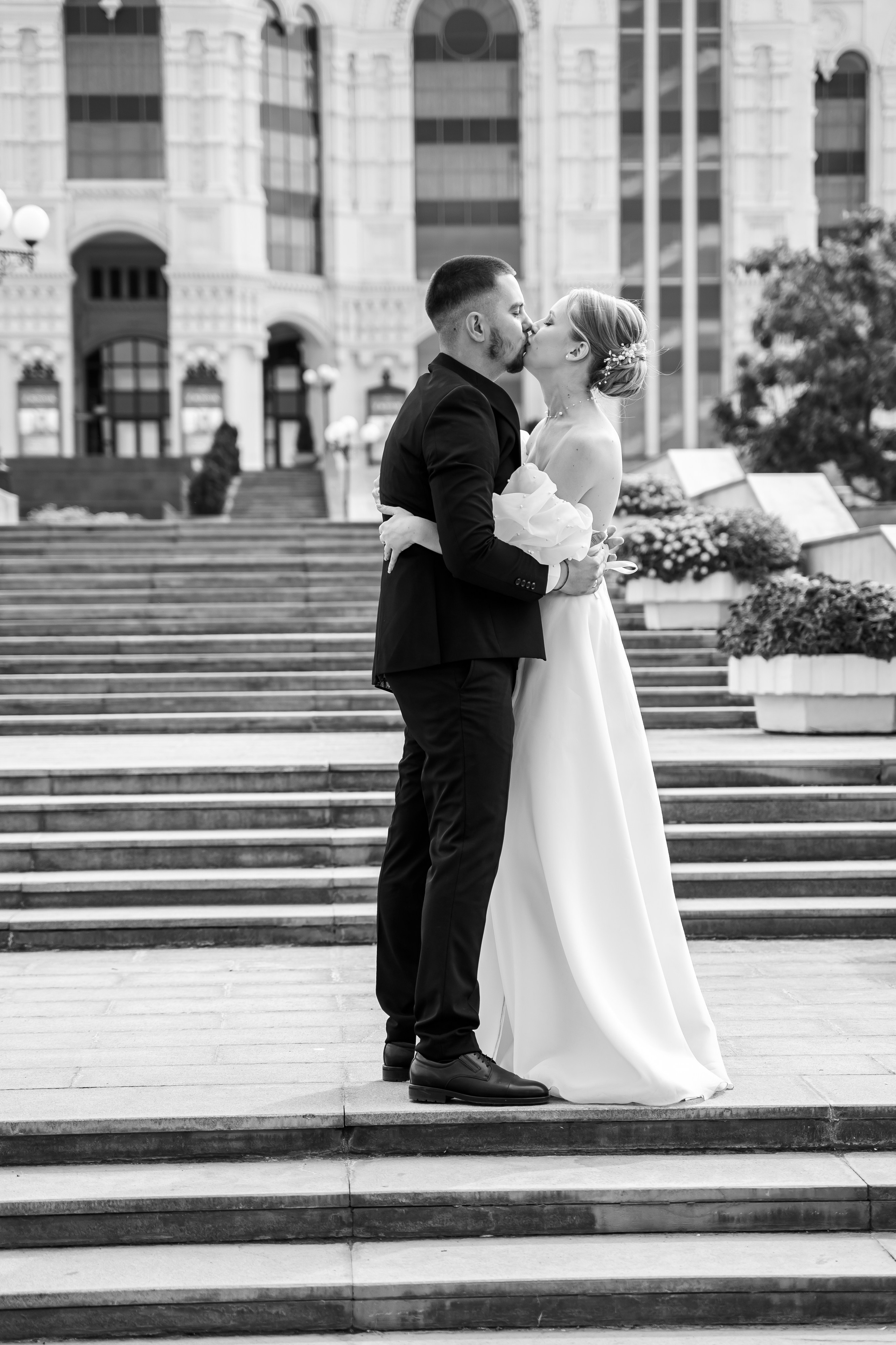 Театр оперы и балета Астрахань. Свадебная фотосессия Астрахань. Свадебный фотограф Анна Шишкина Астрахань