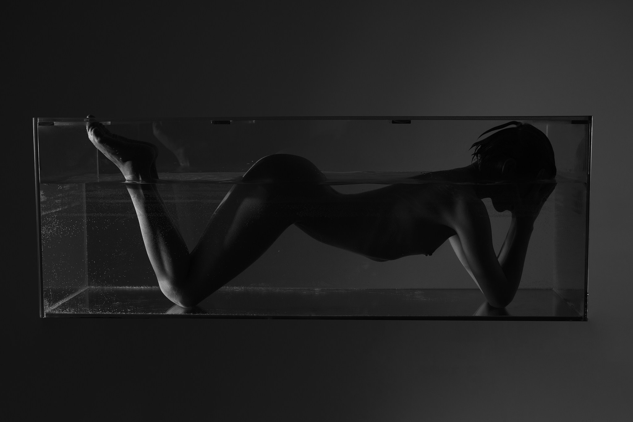 Abstract nude female portrait in soft natural light. Focus on form, emotion, and quiet absence. An intimate fine-art nude exploring the space between presence and disappearance. Shot in ambient light with minimalist aesthetic. Размытая ню-композиция. Женское тело в состоянии покоя, абстракция. Минималистичный кадр фрагмента женского тела в контрастном свете. Художественная ню-фотография, игра текстур. Художественный портрет обнажённой женщины. Светлая сцена, ню-фотография, атмосфера статуи и тишины. Ню в тёплом освещении, женская фигура в статичной позе. Художественное изображение тела, текстуры и свет. фотограф ню. art nude photography photographer