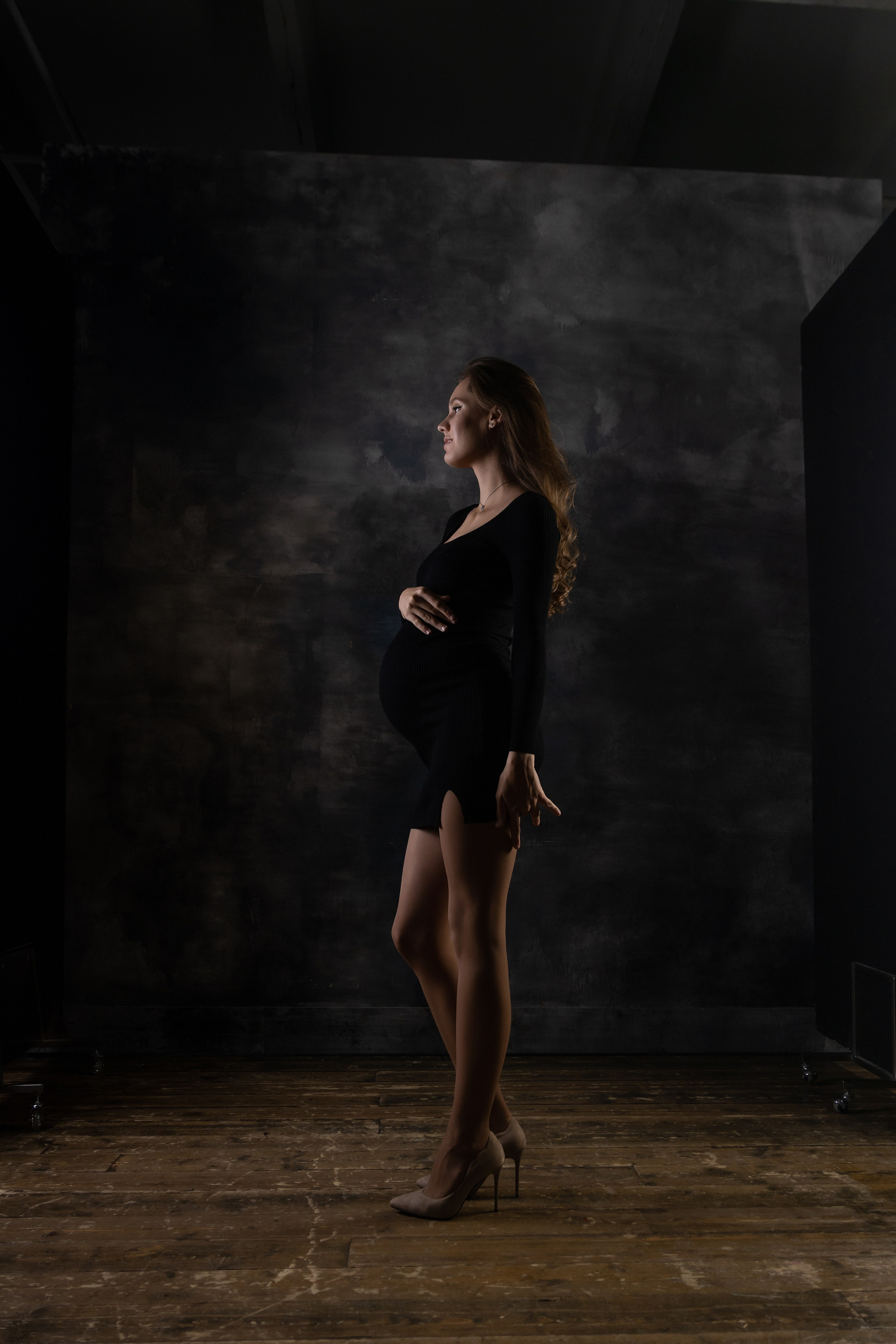 Фотосессия беременной девушки в студии в Москве. Фотограф Гладков Дмитрий.