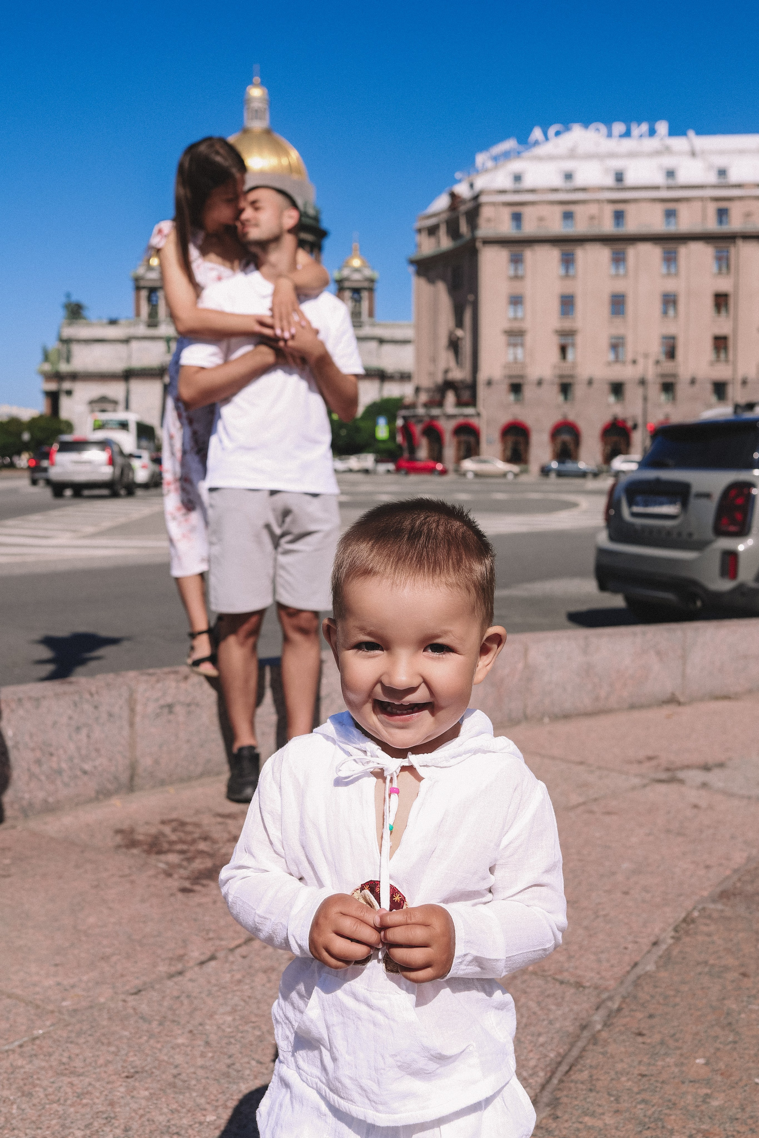 Мама с сыном на фоне города, семейная прогулка СПб