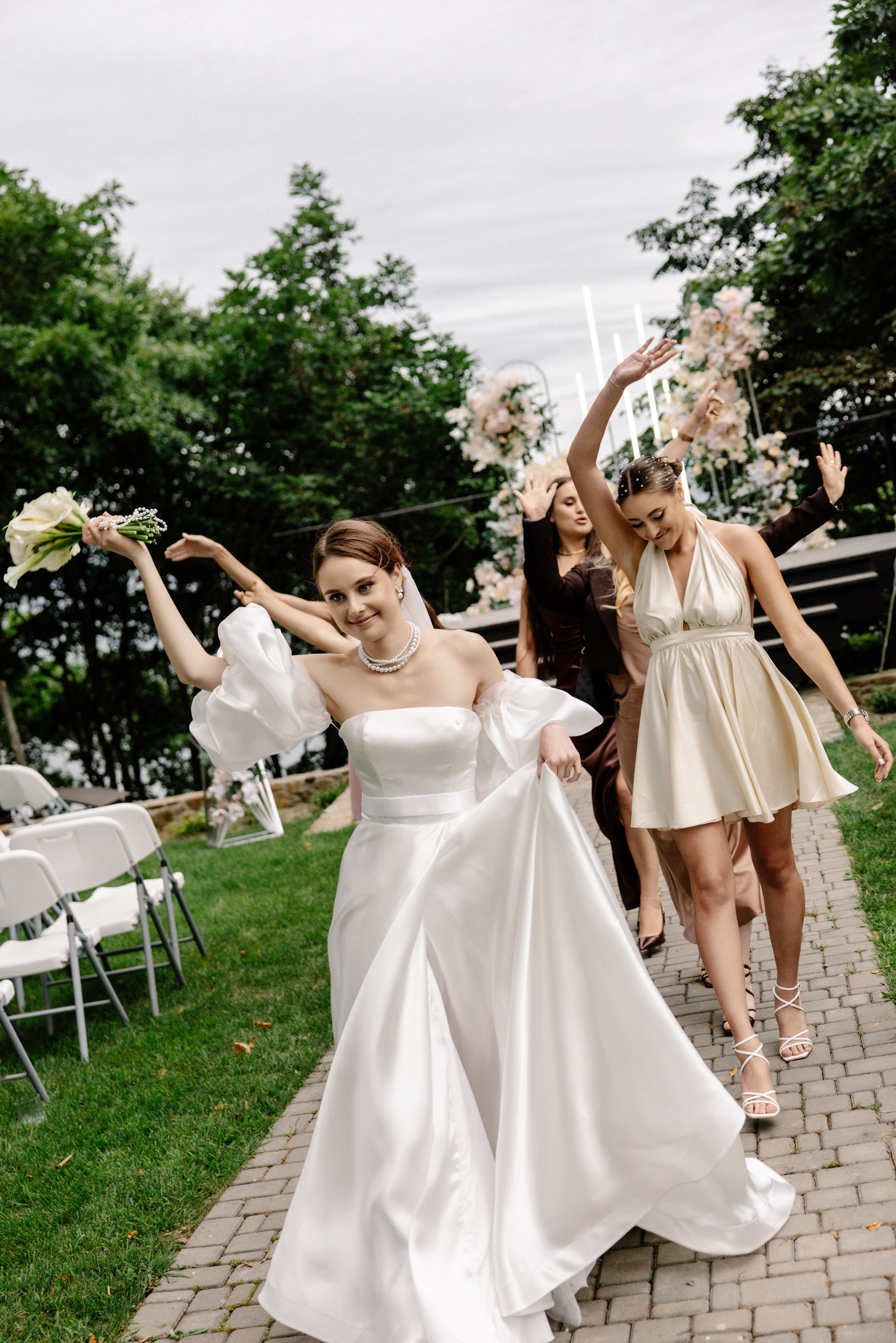 Я создаю профессиональные фотографии, которые сохраняют эмоции, детали и атмосферу вашего праздника. Свадебный фотограф во Владивостоке