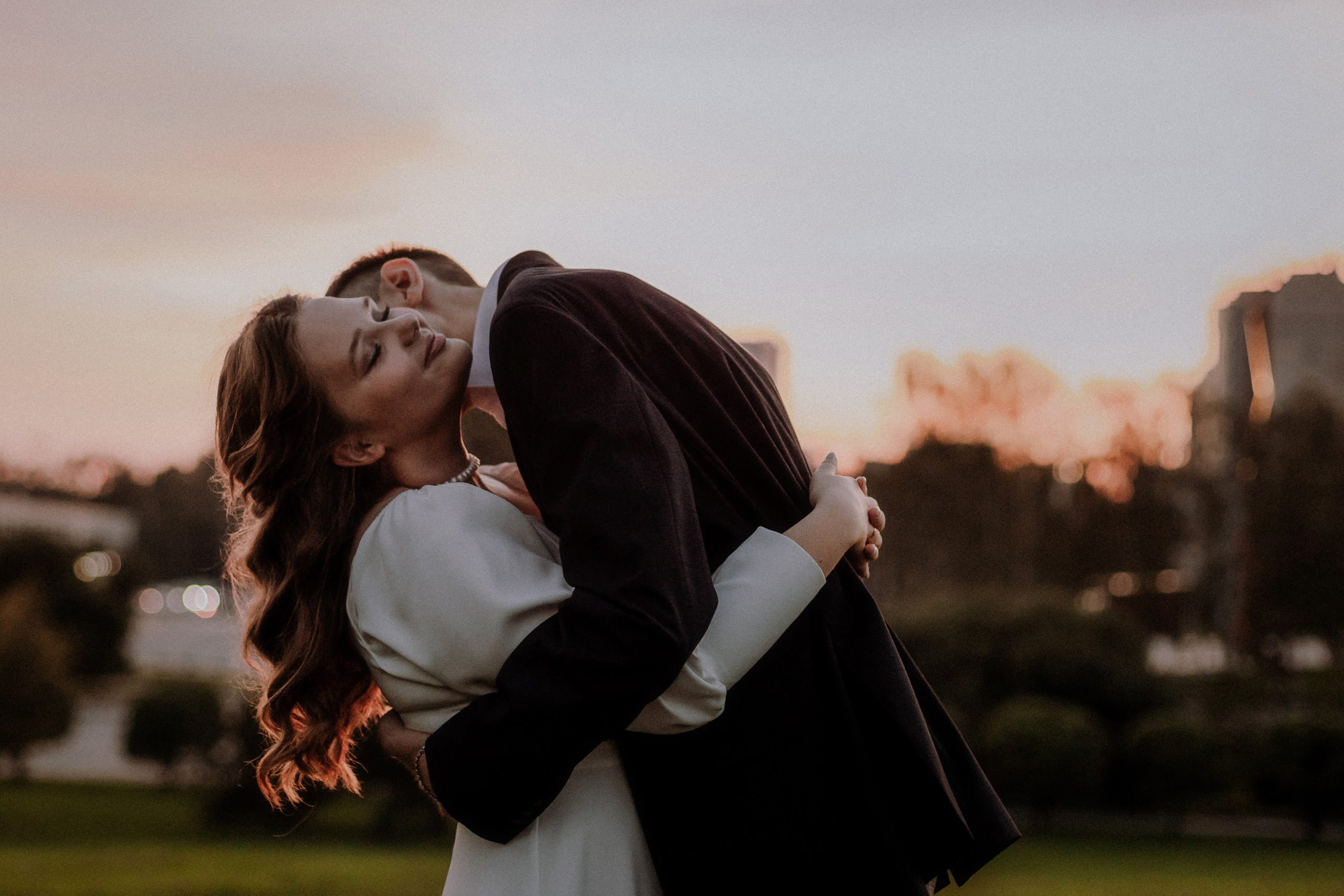 Пара обнимается на закате. Love story Екатеринбург