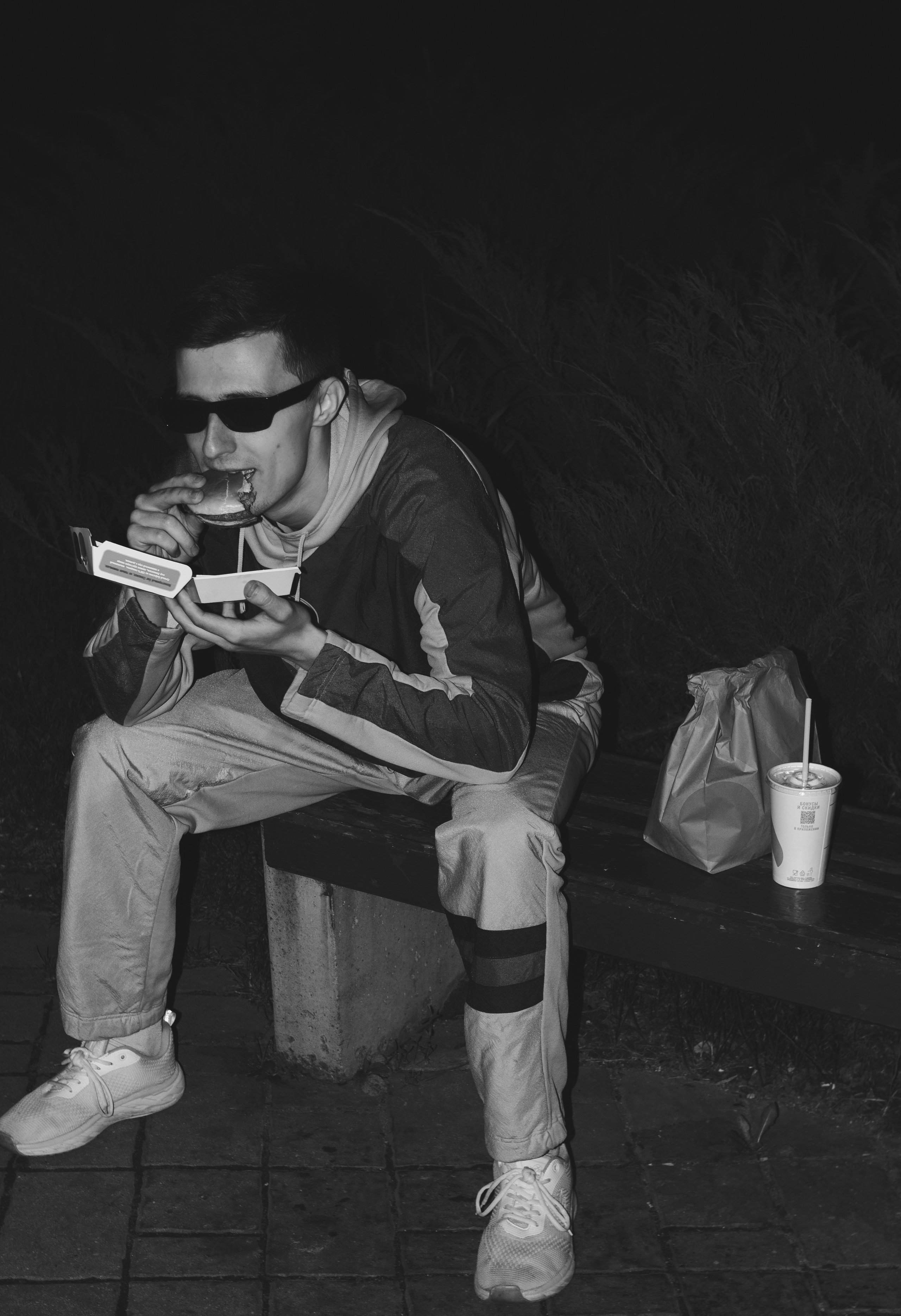 Ночь, лето, вы остановились в фаст-фуде на перекус, на улице тепло и всё лето еще впереди.