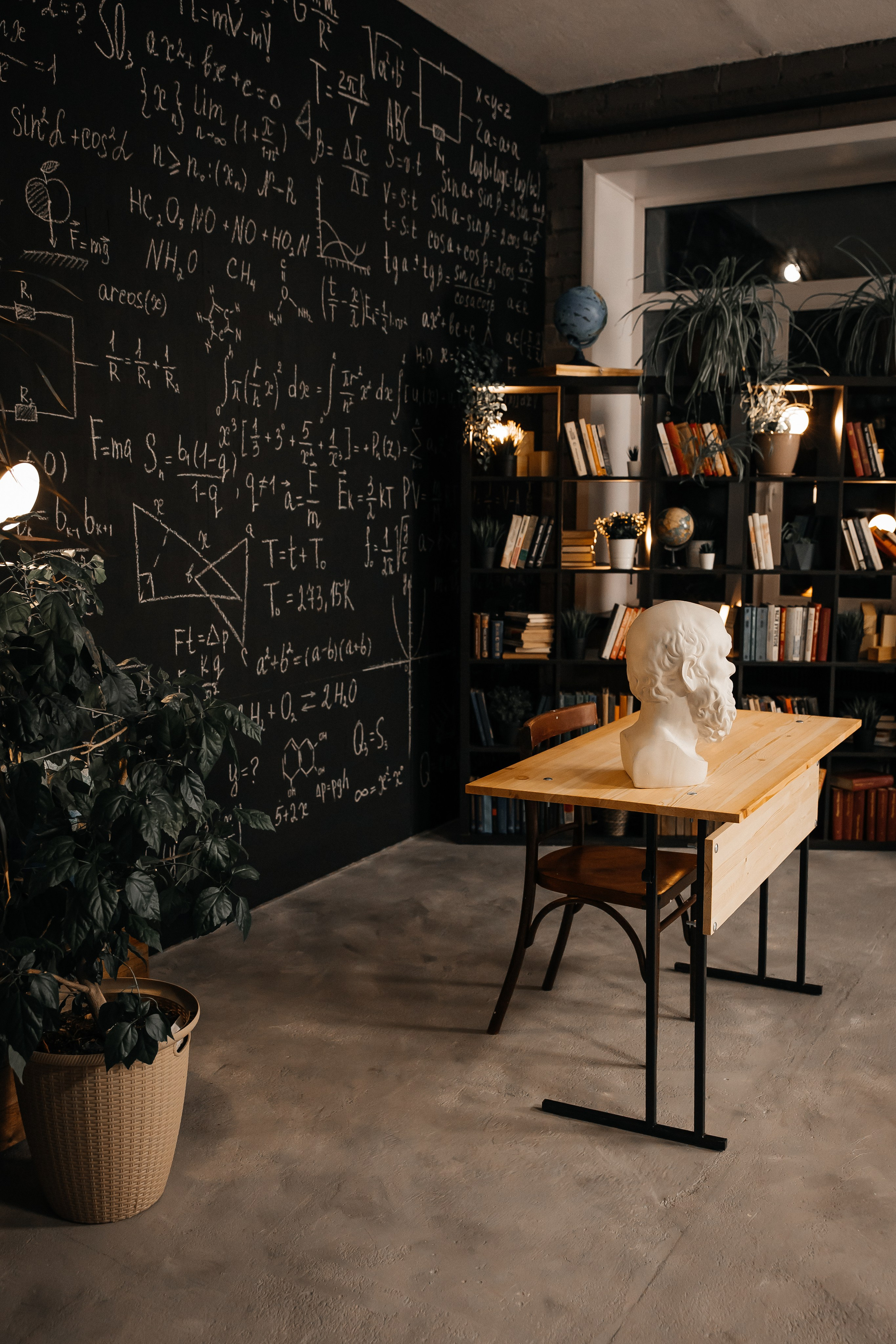 Школьный зал. Фотостудия 220 — первая в Чите фотостудия, предназначенная для работы