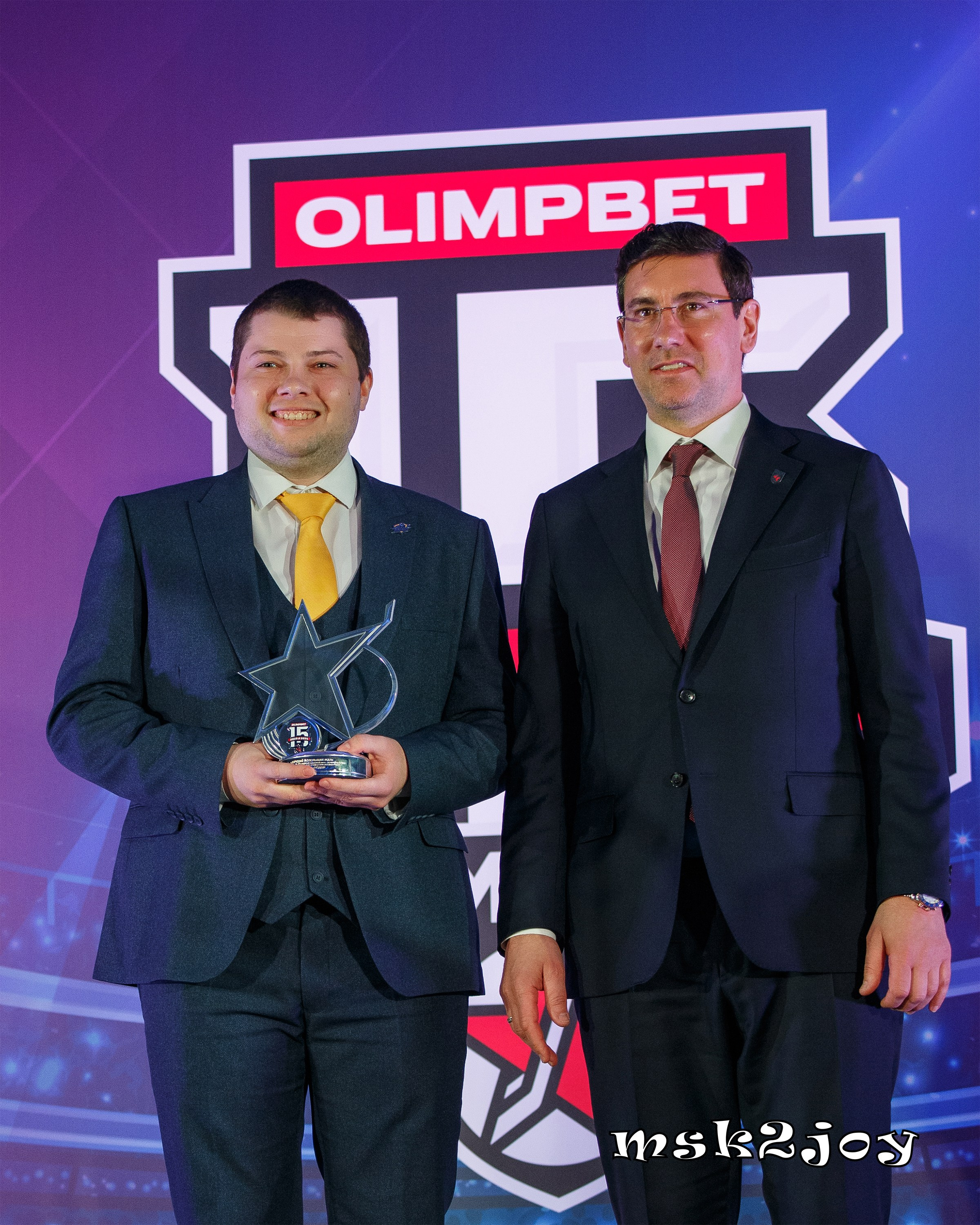 Вице-президент КХЛ по развитию молодёжного хоккея Александр Гуськов награждает Лучшего болельщика МХЛ сезона 2023-2024 - Фёдора Мошкова («Атлант»)