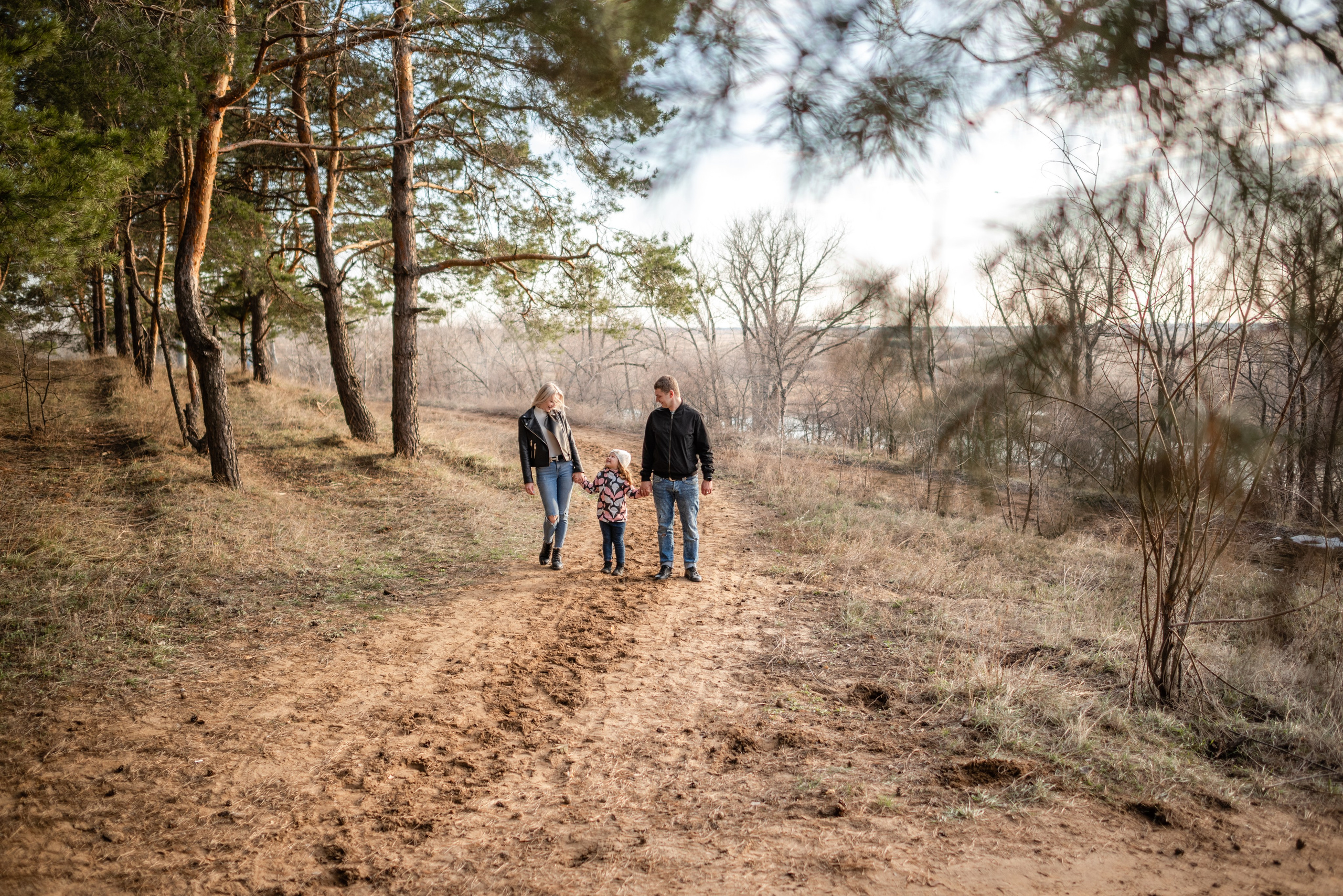 Семейная прогулочная фотосессия, семья в хвойном лесу