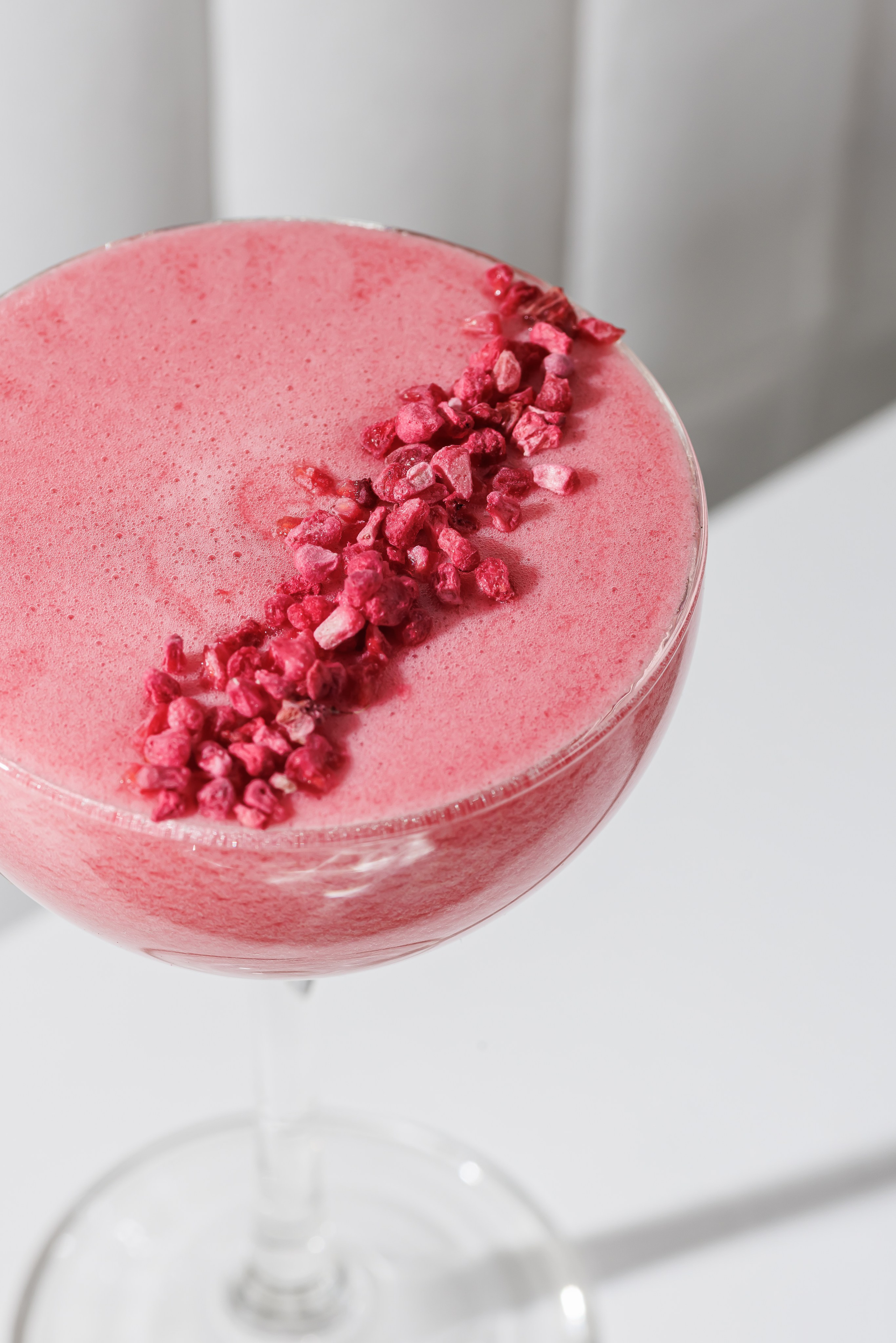 Фуд-фото напитка с акцентом на цвет и текстуру