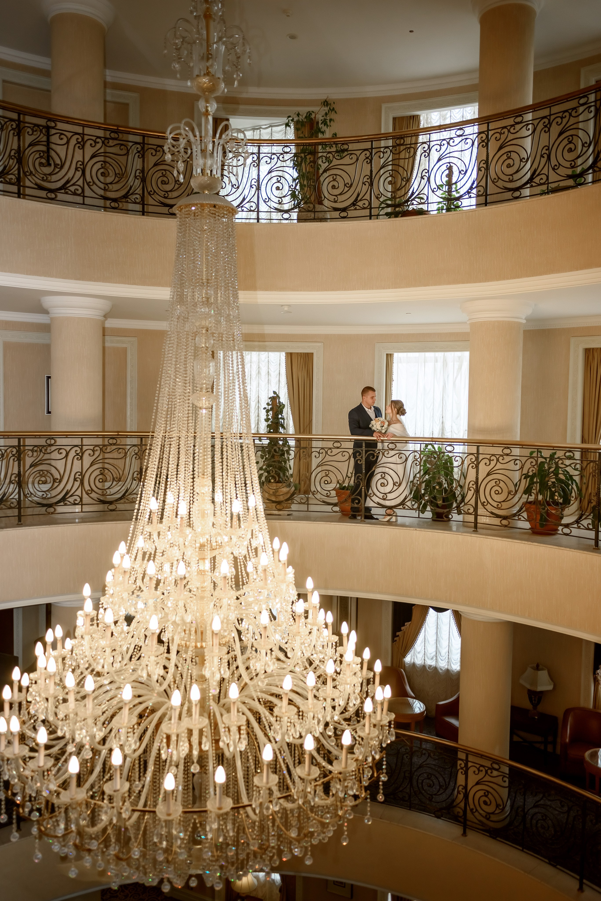 Свадебная прогулка в центе города. Юлия Басня семейный и свадебный фотограф в Донецке