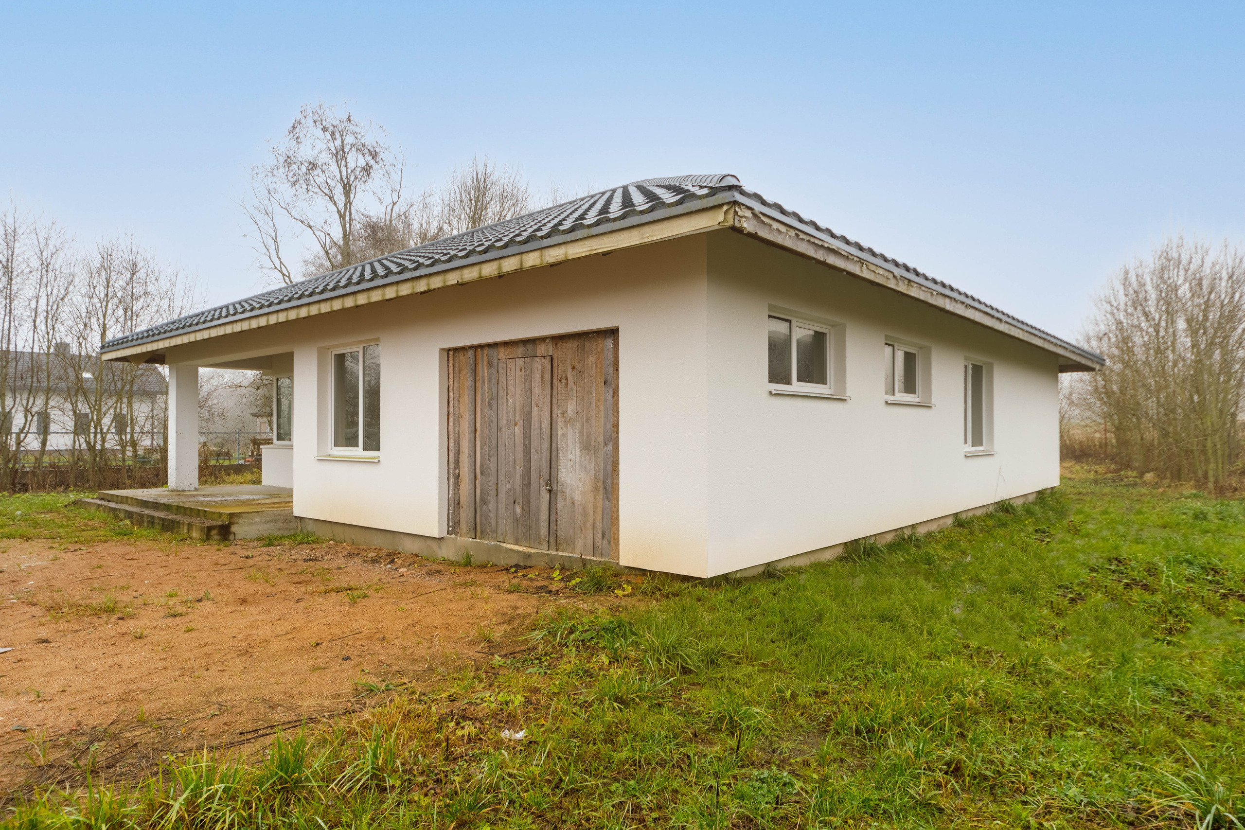 Въезд в гараж дома в садовом товариществе в ясную солнечную погоду