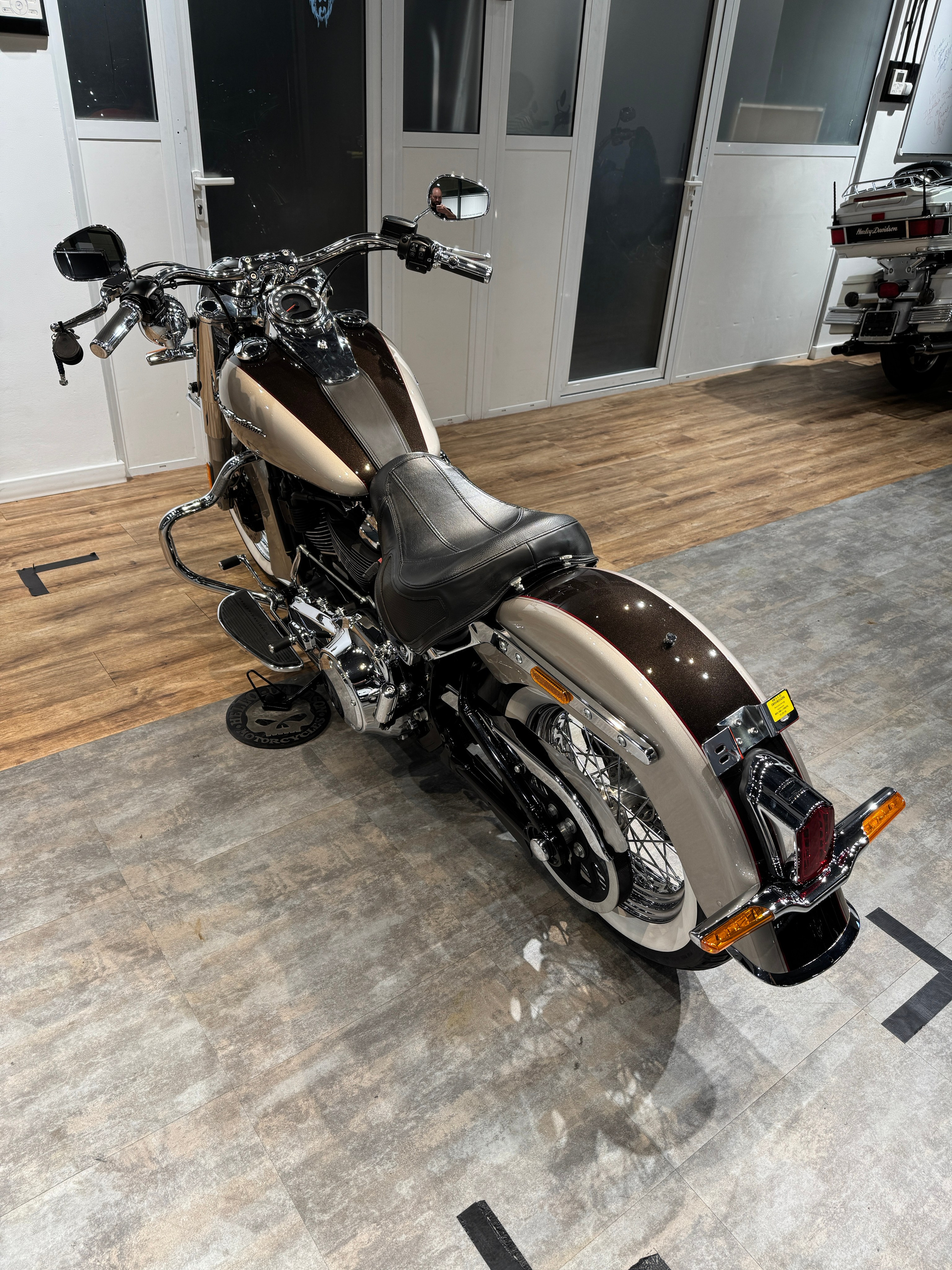 Harley Davidson 2018 Deluxe (Silver Fortune/Sumatra Bro) — купить мотоцикл. Hello Davidson, Москва. Только хорошие мотоциклы…