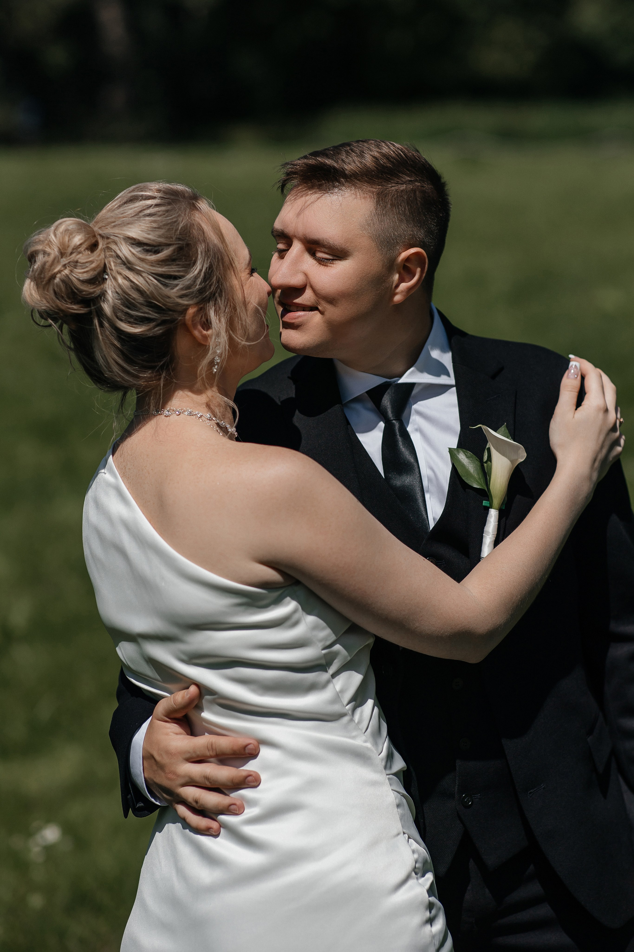 Свадебная фотосессия в Ботаническом саду имени Цицина. Свадебный фотограф в Москве Дарья Олендарёва