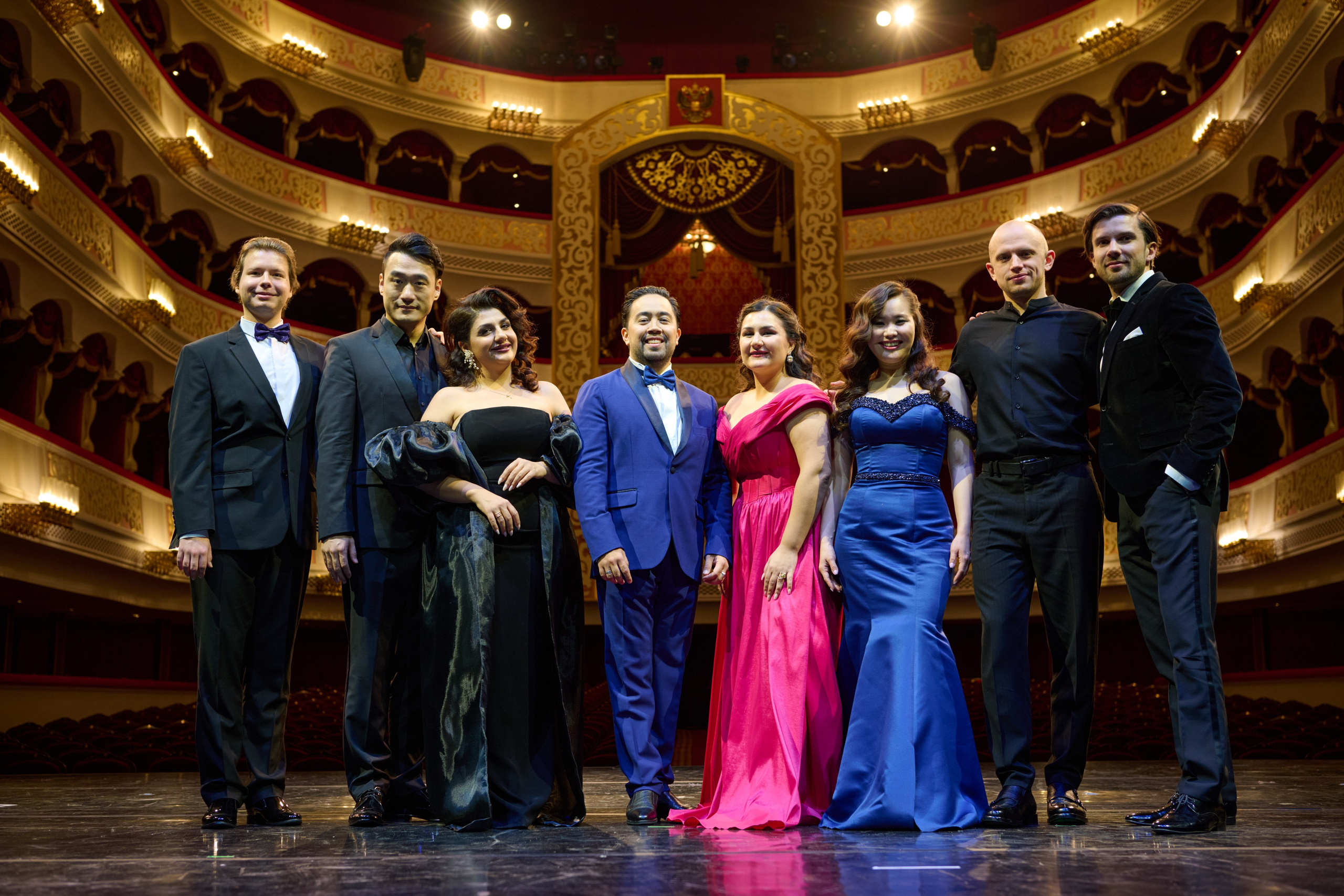 Оперные певцы на сцене Астраханского театра — съемка концерта академической музыки