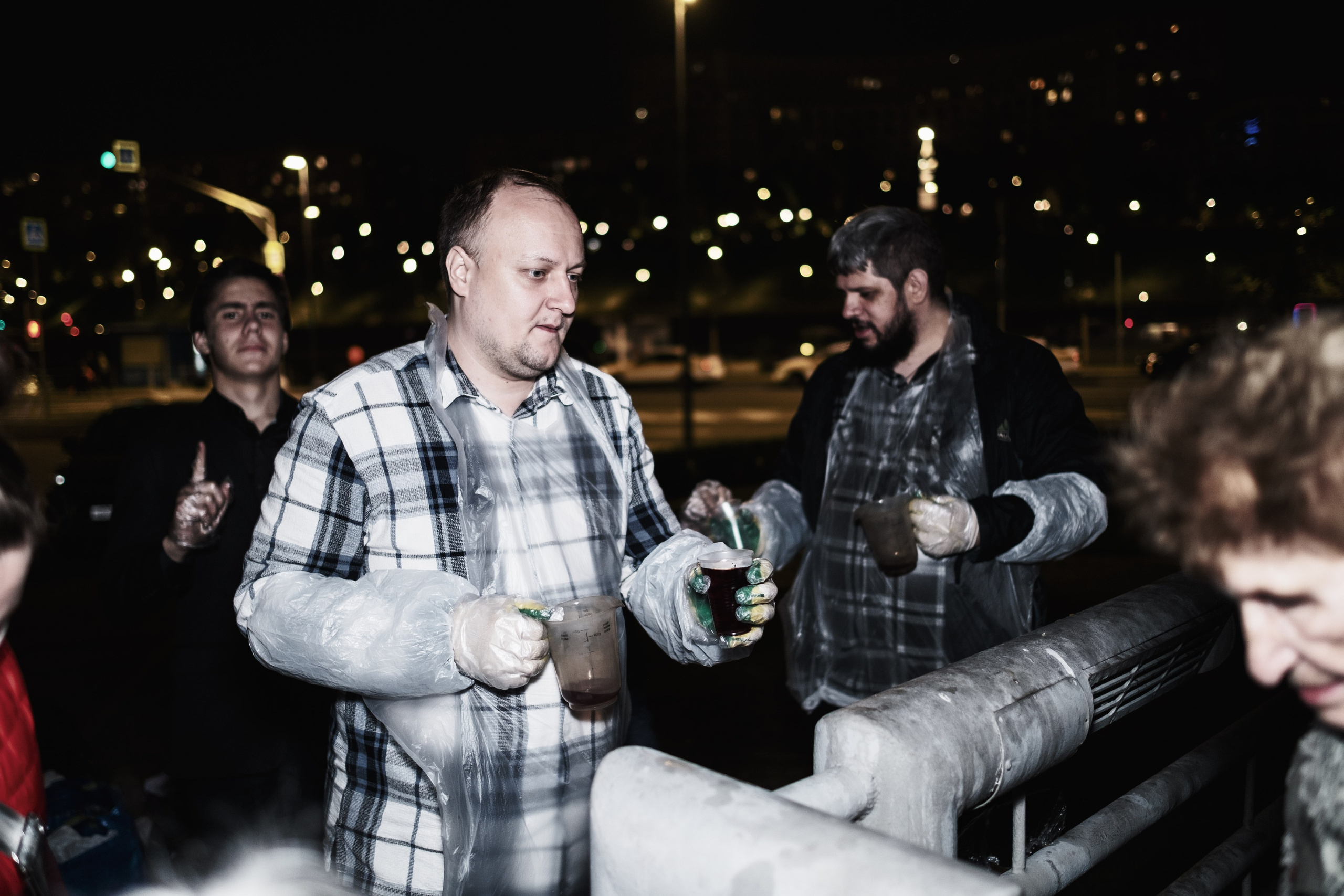 Готовка для бездомных и кормление их в Москве. Фотограф в Москве Максим Скоробогатов