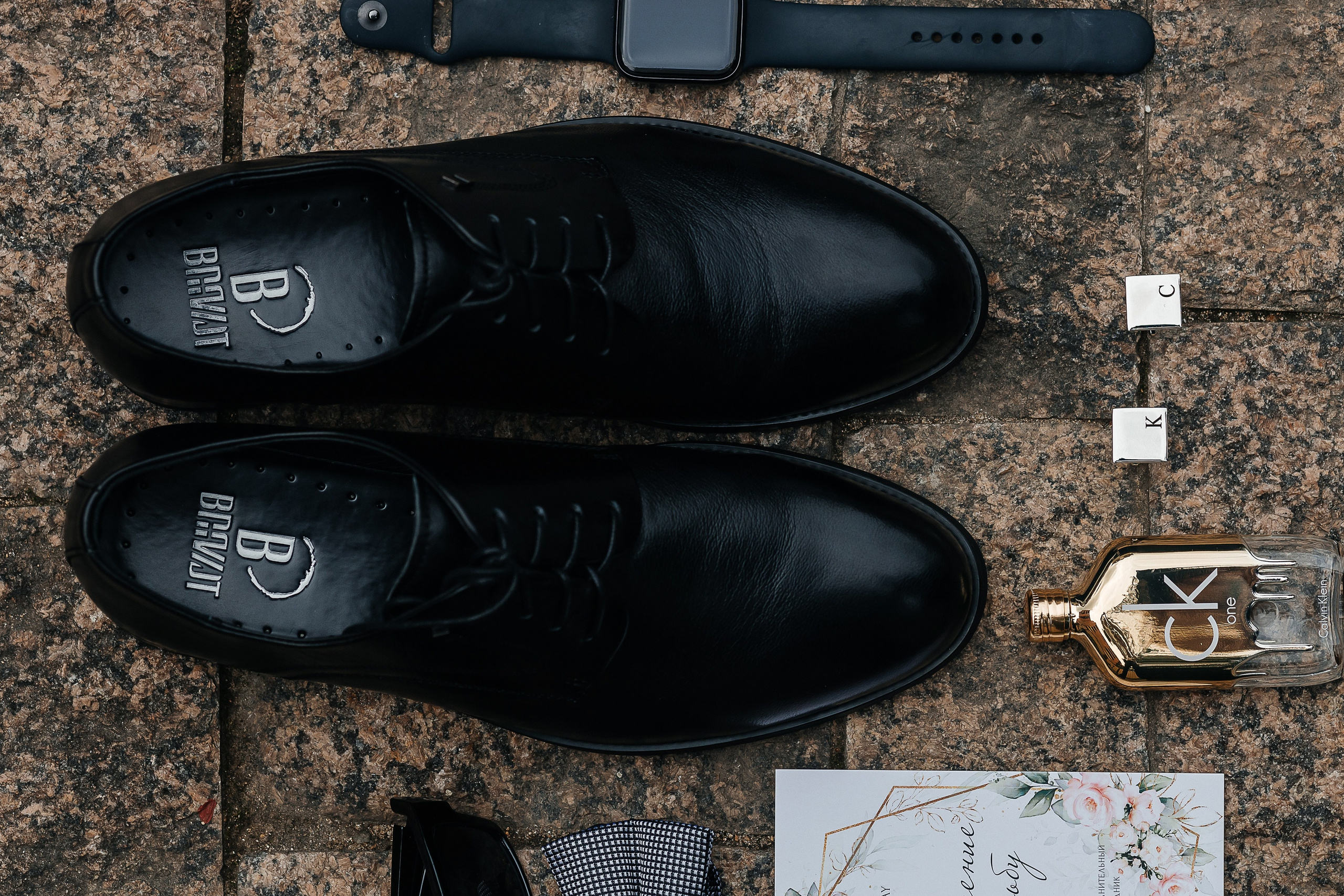 Чувственная первая встреча пары в отеле. Олег Сверчков | Свадебный фотограф Вологда