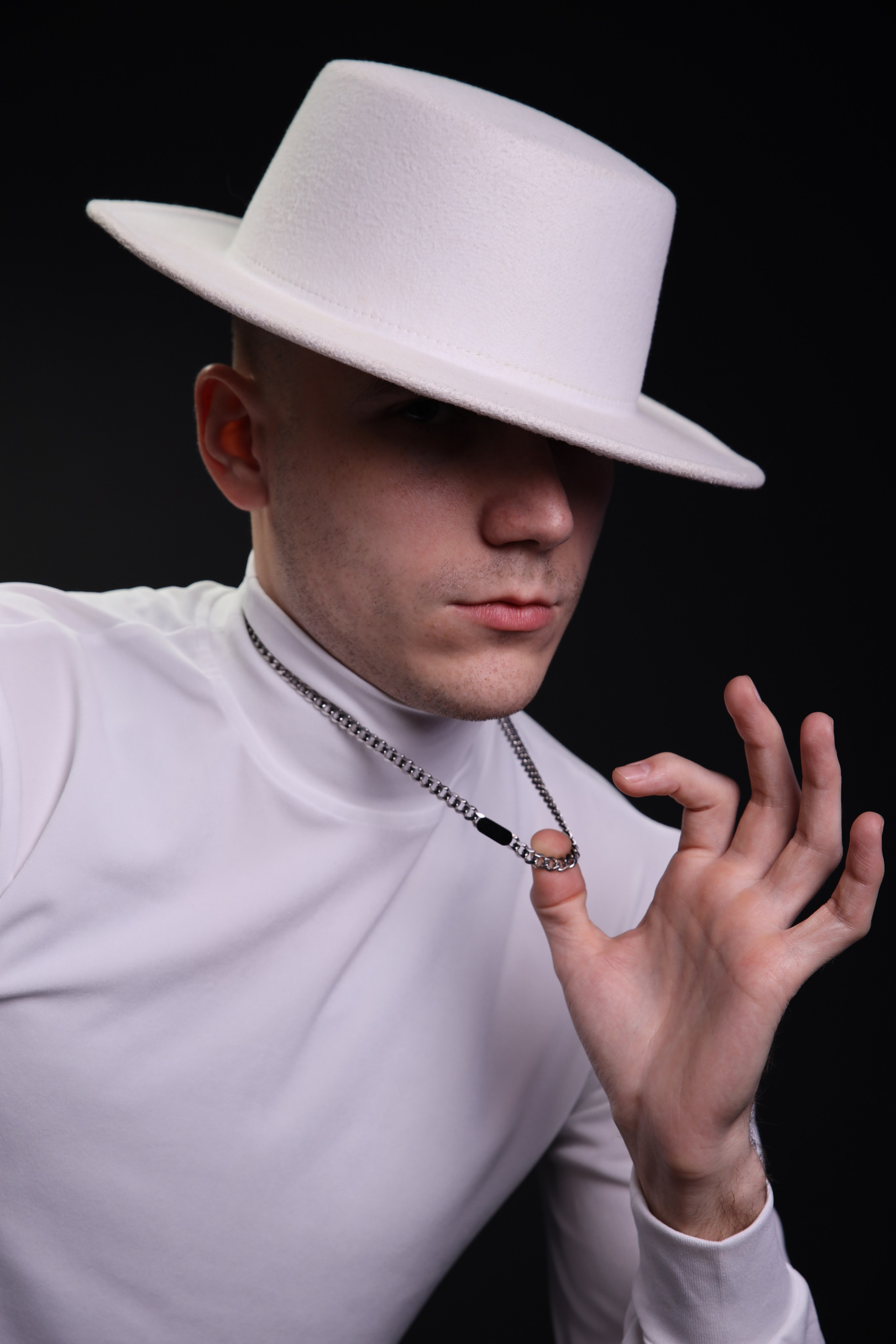 The White hat Alex. Профессиональный фотограф в Воронеже Владислав Крылов