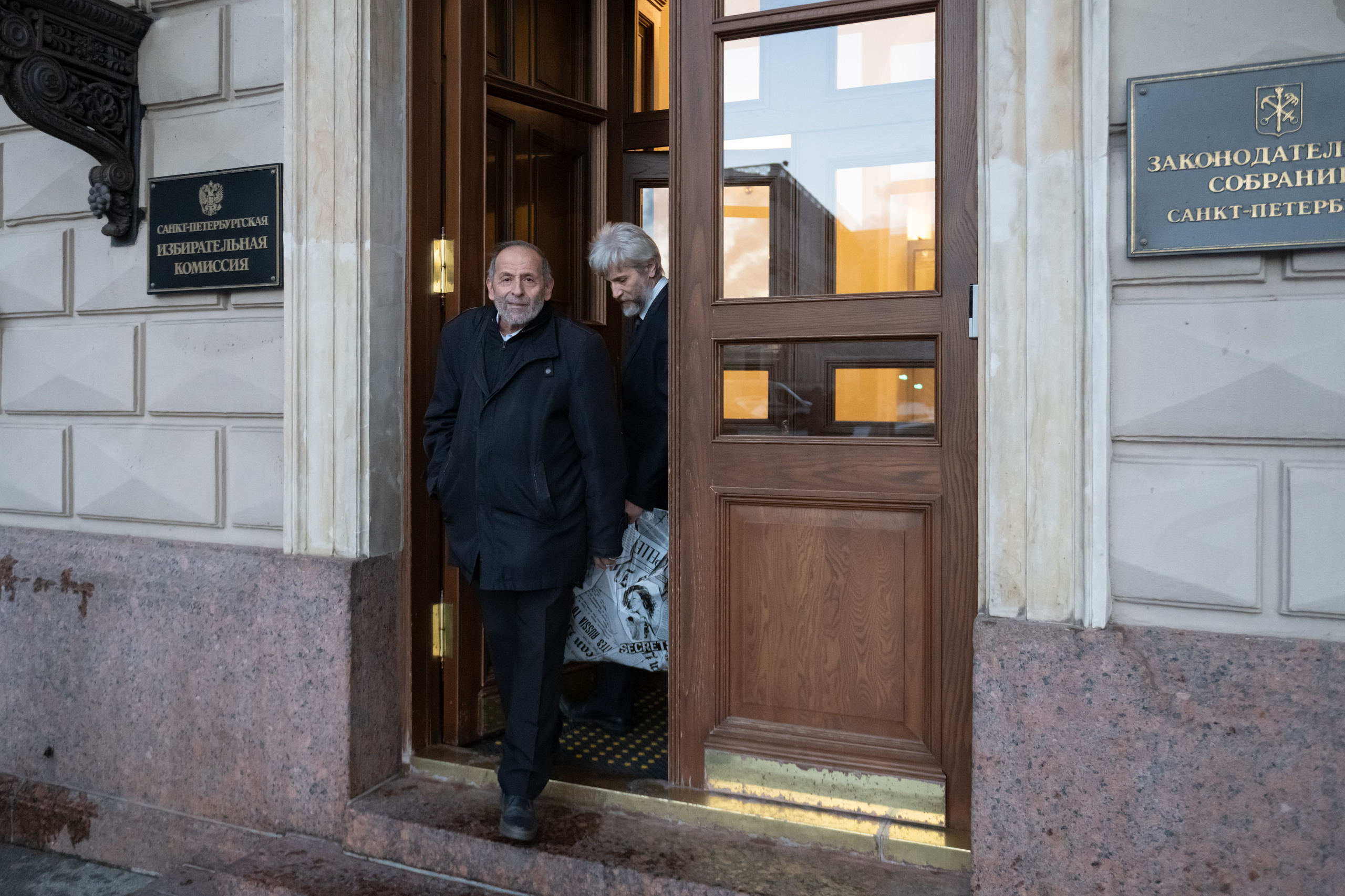 Boris Vishnevsky exits the St. Petersburg Legislative Assembly building, stating in his farewell speech that he will “return” when democracy prevails in Russia.