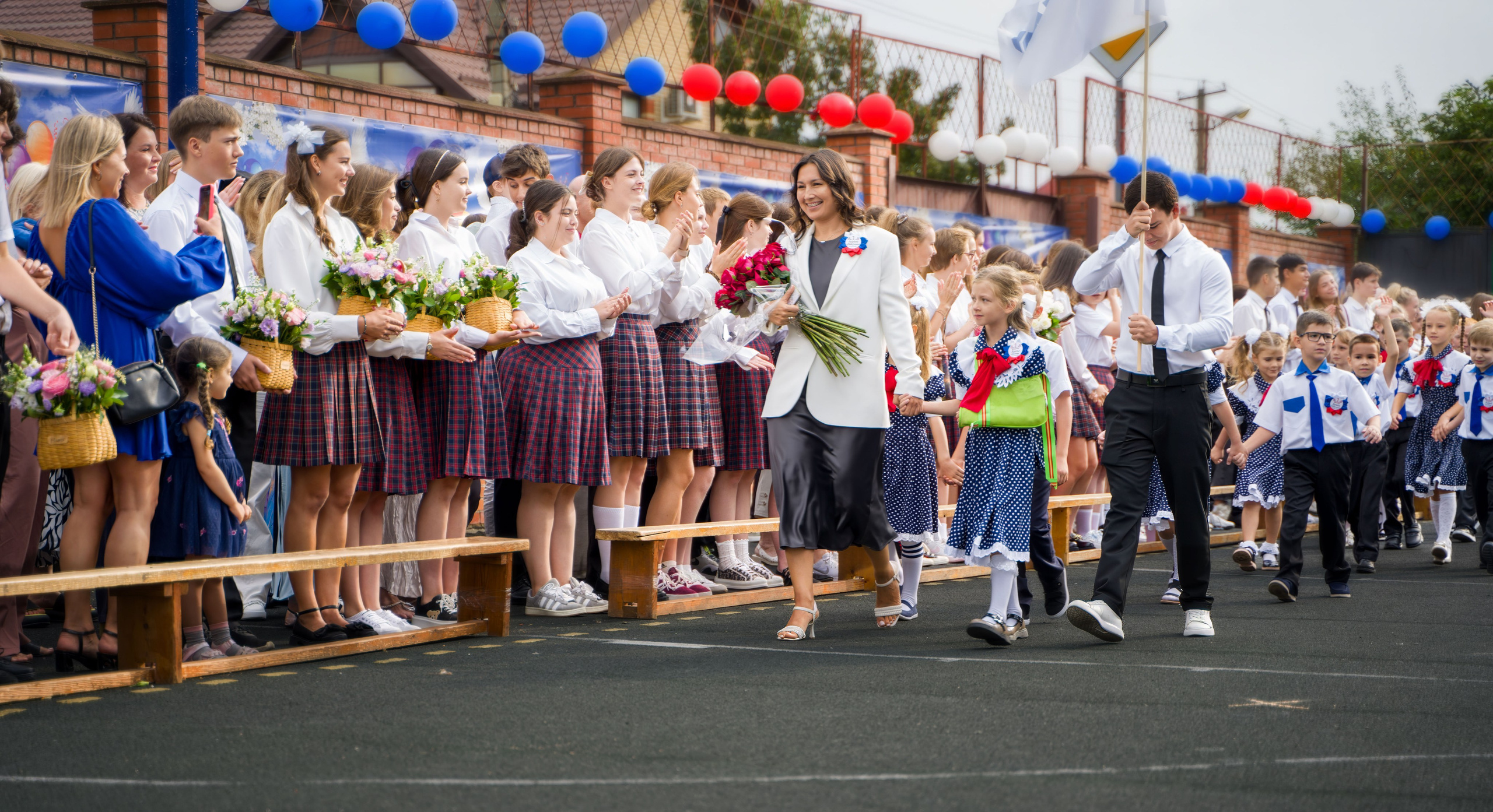 1Сентября_Гимназия 92_Первоклашки_2024. Фотографы из солнечного Краснодара Вадим и Надежда Митус