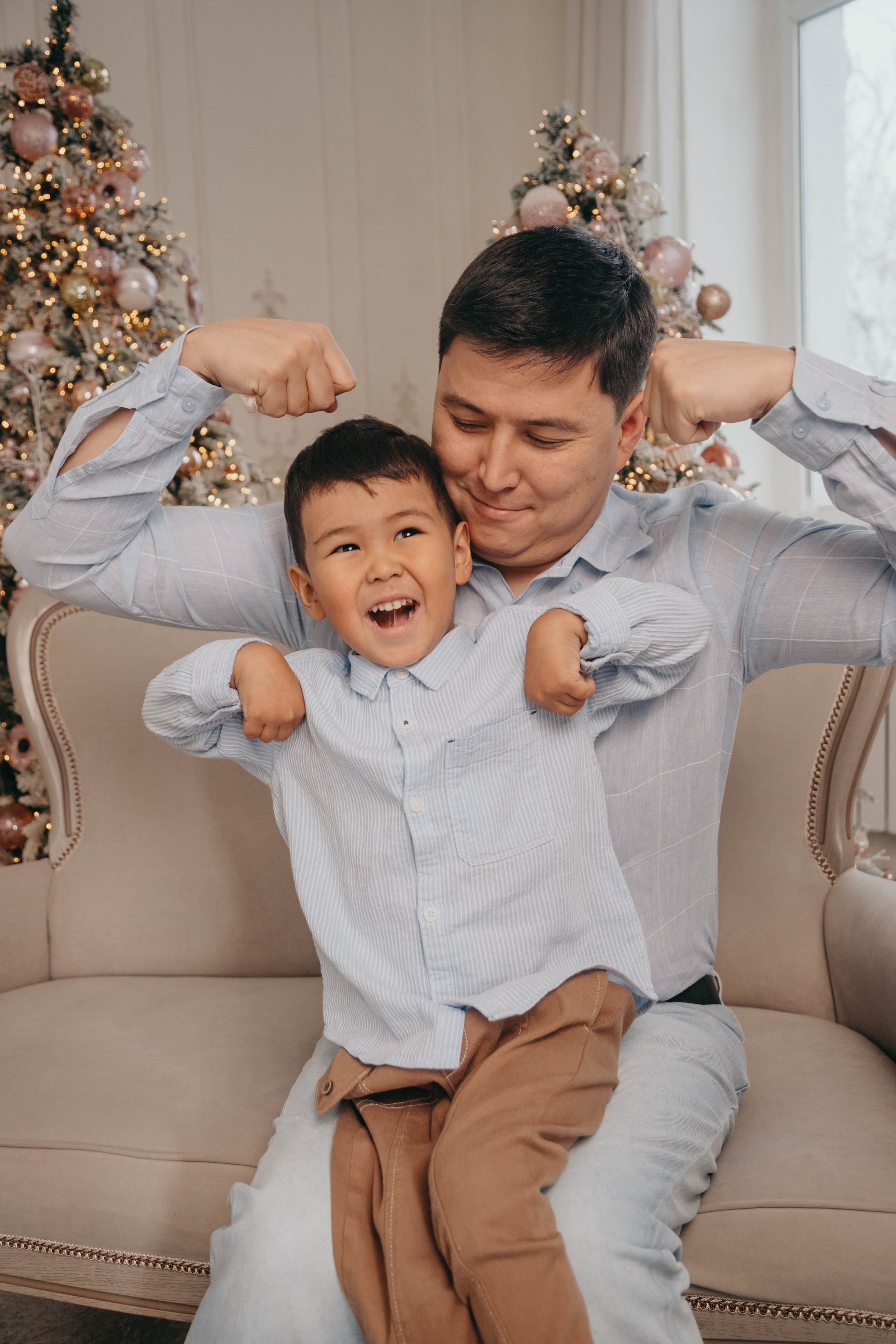 Семейная фотосессия в фотостудии 2Стула. Свадебный, семейный и портретный фотограф в Алматы, Костанай