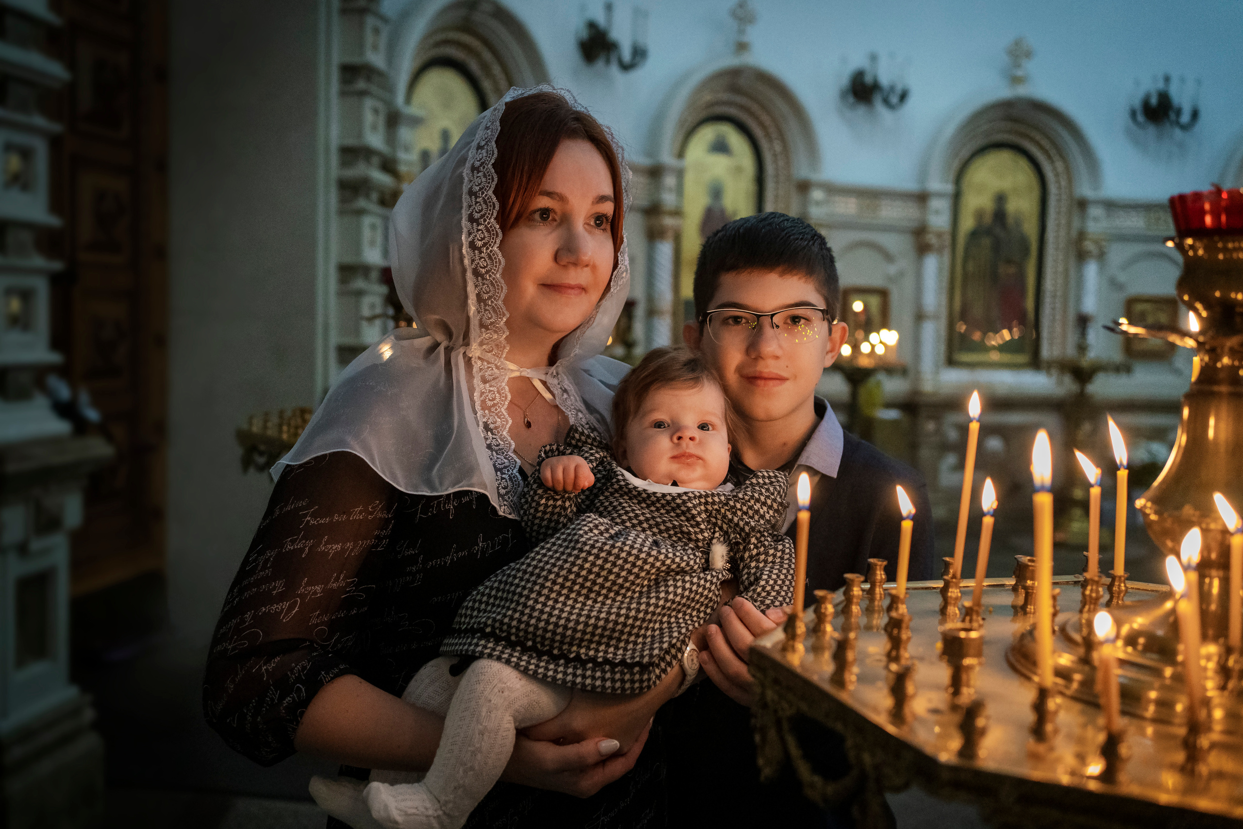 Портрет мамы с детьми у свечей.