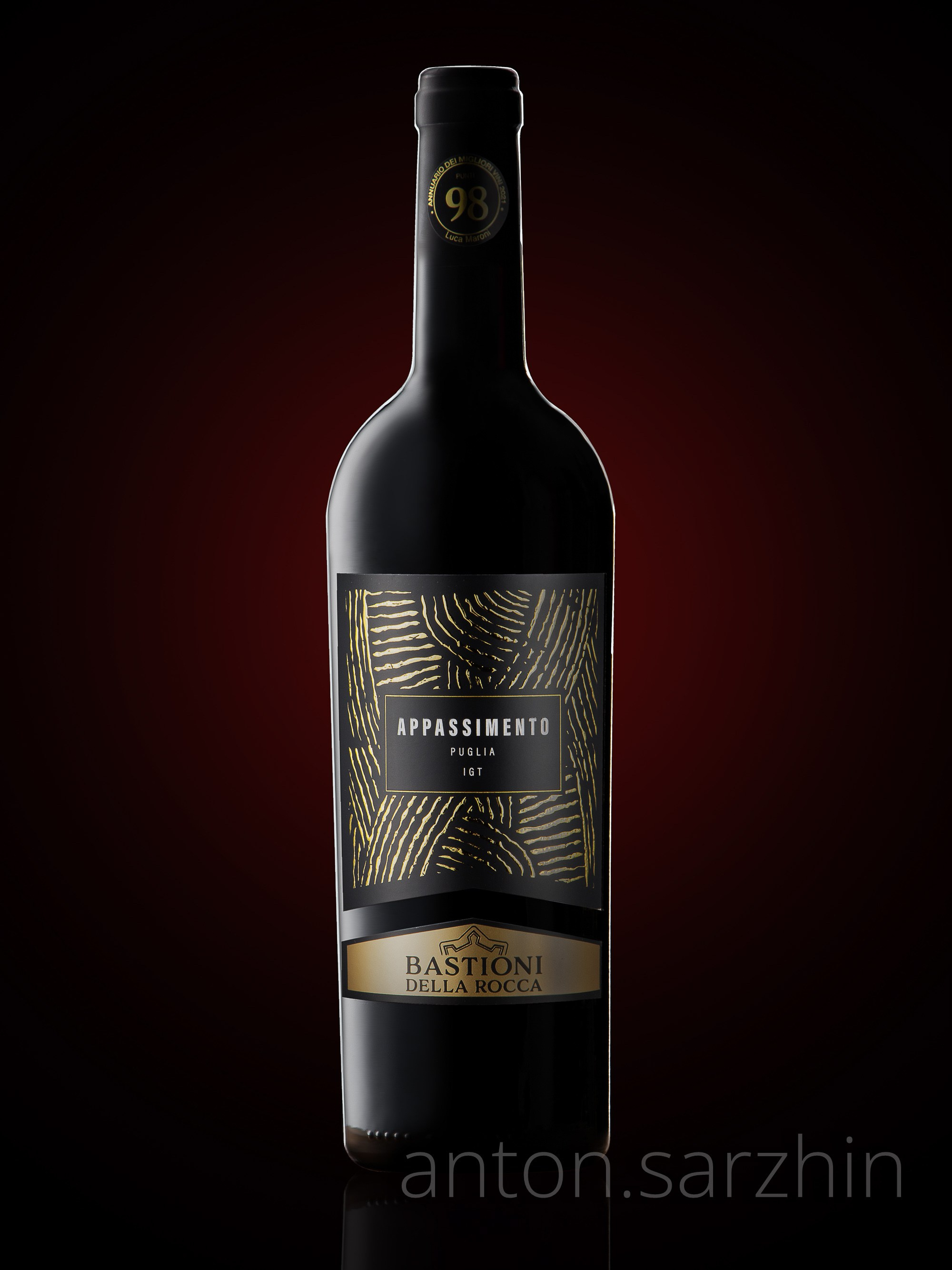 Рекламное фото вина на черном фоне