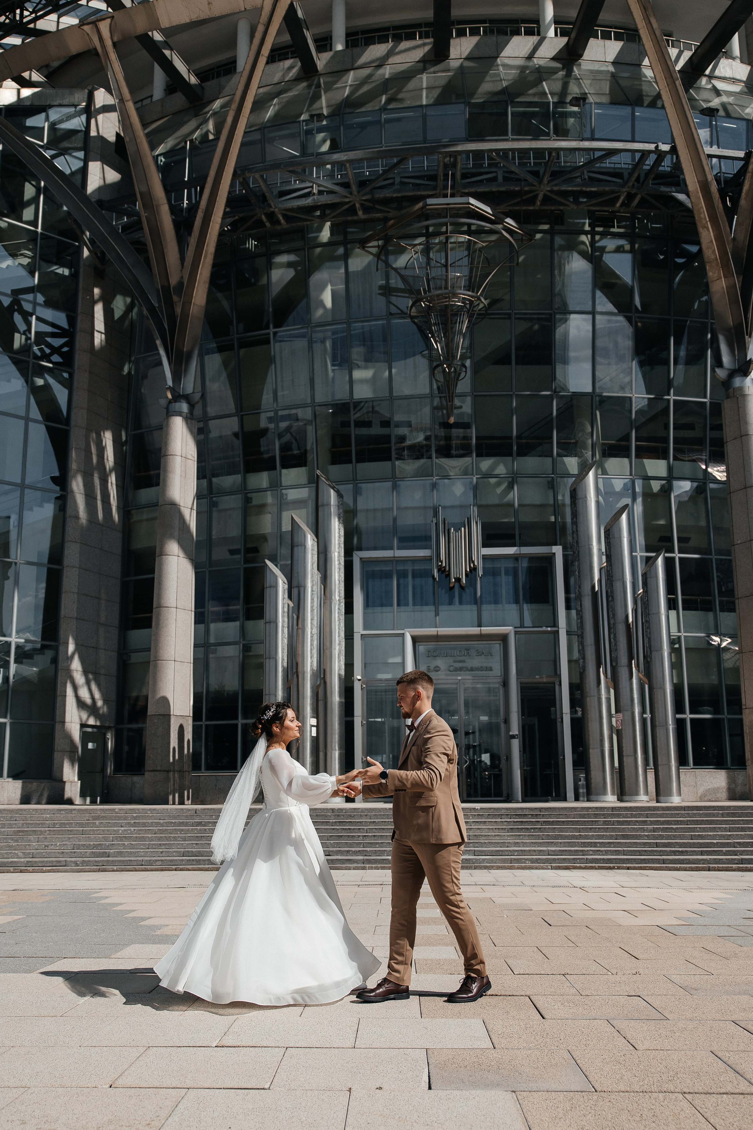 Свадебная фотосессия у Дома Музыки. Свадебный фотограф в Москве Дарья Олендарёва