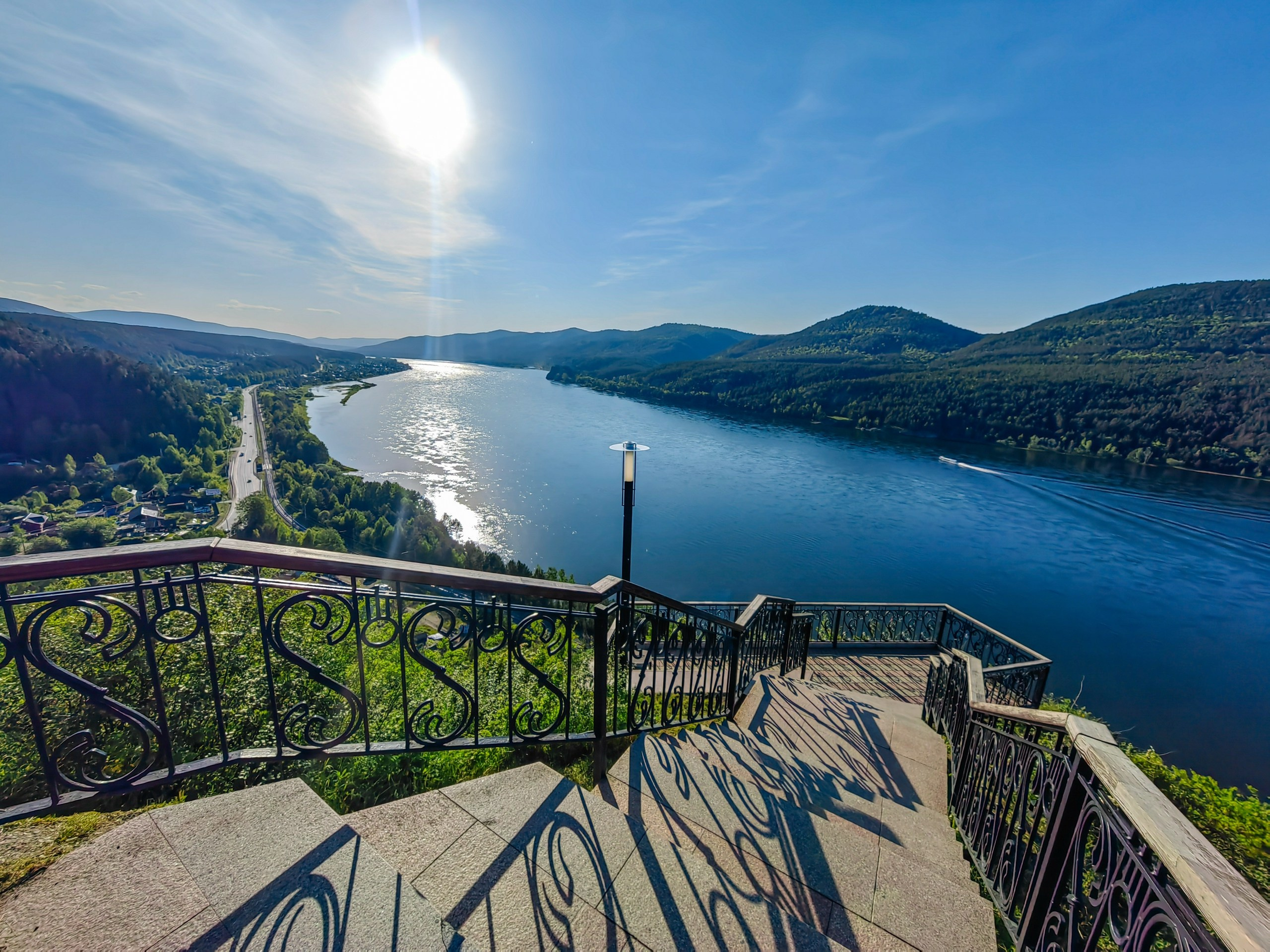 Царь рыба дорога в Дивногорск смотровая площадка индивидуальный тур Красноярск экскурсии фото интересные места что посмотреть куда сходить что посетить достопримечательности Красноярска фототур фотосессия аренда кабриолета аренда микроавтобуса трансфер цена заказать экскурсию программа маршрут смотровые площадки видовые красивые места Национальный парк заповедник Столбы Дивногорск Красноярская ГЭС путешествие туристический маршрут место силы Часовня Параскевы Пятницы Коммунальный мост остров Татышев Бобровый лог Николаевская сопка набережная Енисея село Овсянка музей Астафьева Караульная гора Виноградовский мост гид экскурсовод индивидуальная экскурсия фотосъемка виды на Енисей фанпарк Бобровый лог парк флоры и фауны Роев ручей Торгашинский хребет скала Такмак вантовый мост куда сходить цены расписание заказать онлайн экскурсионное обслуживание трансфер на комфортабельном автобусе