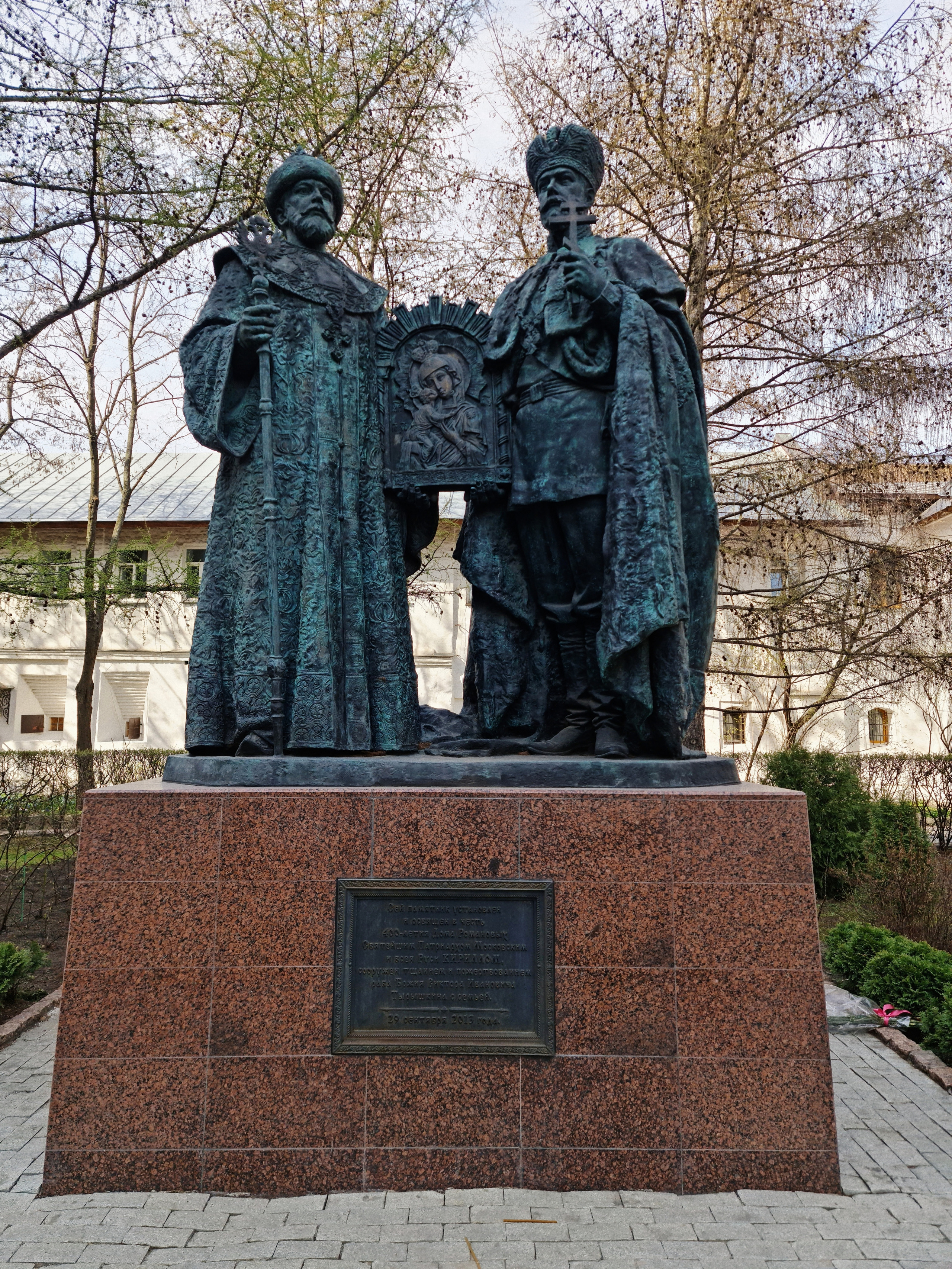 Фотография памятника в честь 400-летия дома Романовых в Новоспасском монастыре в Москве.