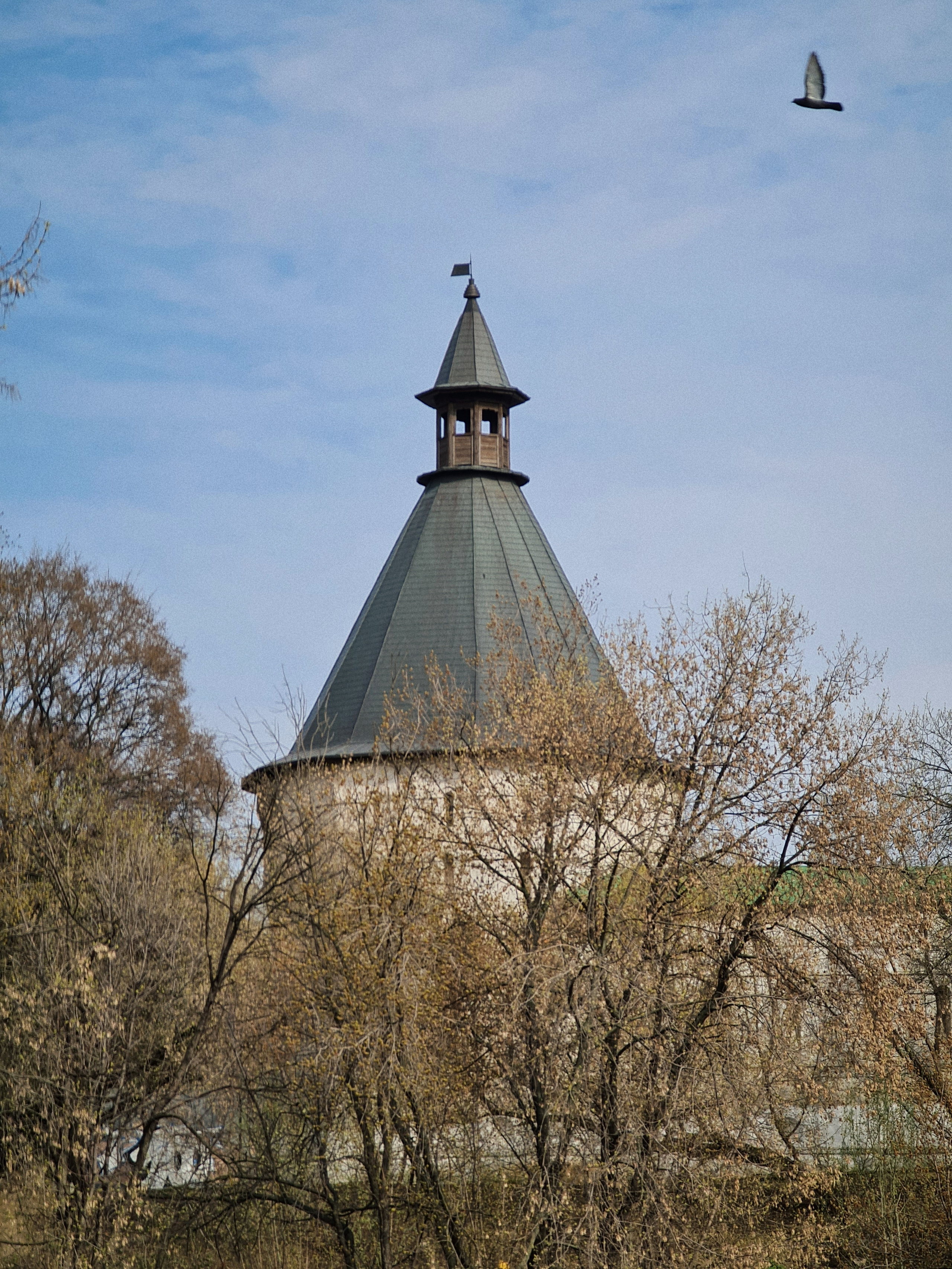 Фотография северо-западной башни (XVII век) в Новоспасском монастыре в Москве ранней весной.