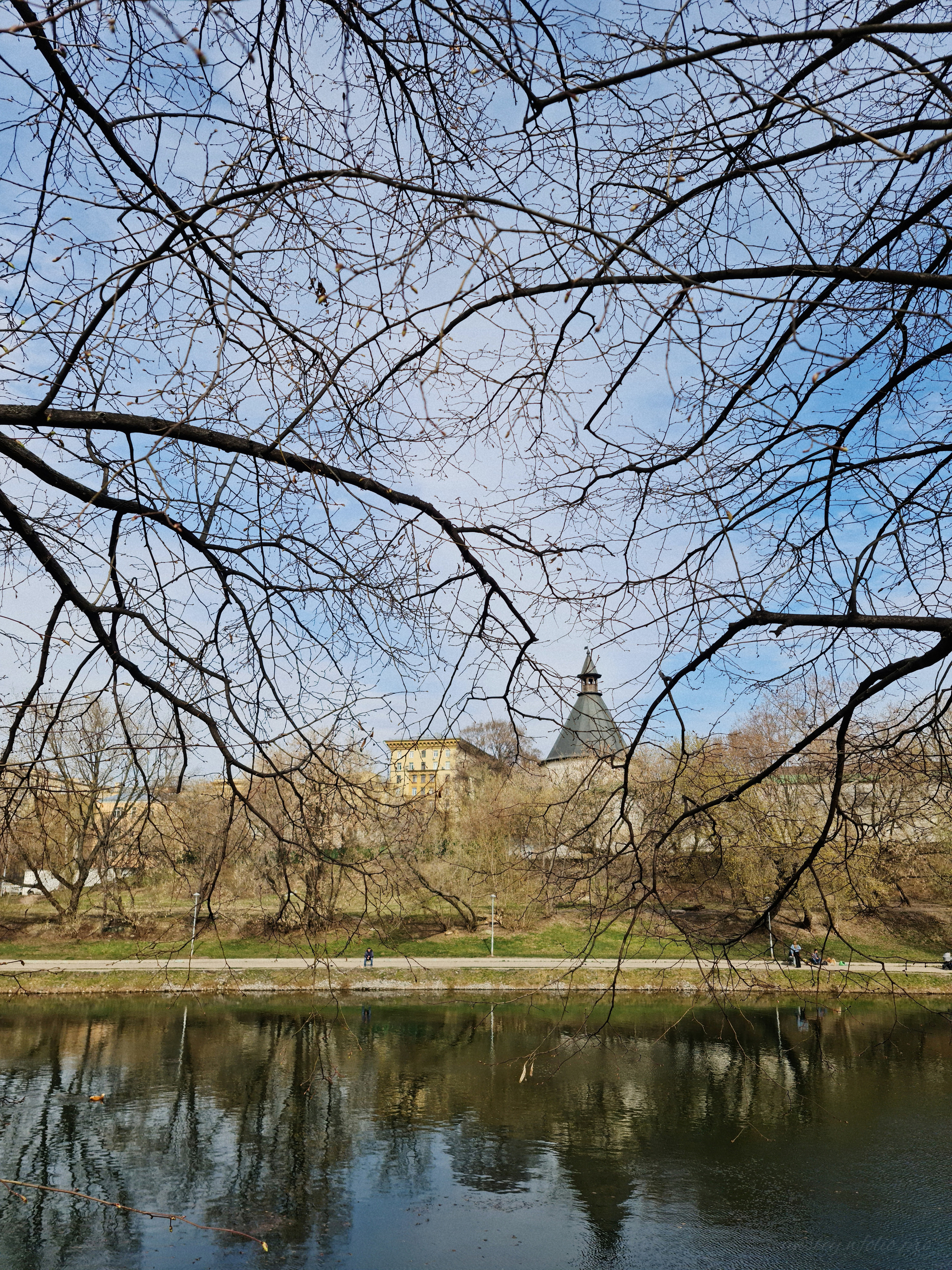 Фотография пруда около Новоспасского монастыря в Москве весной.