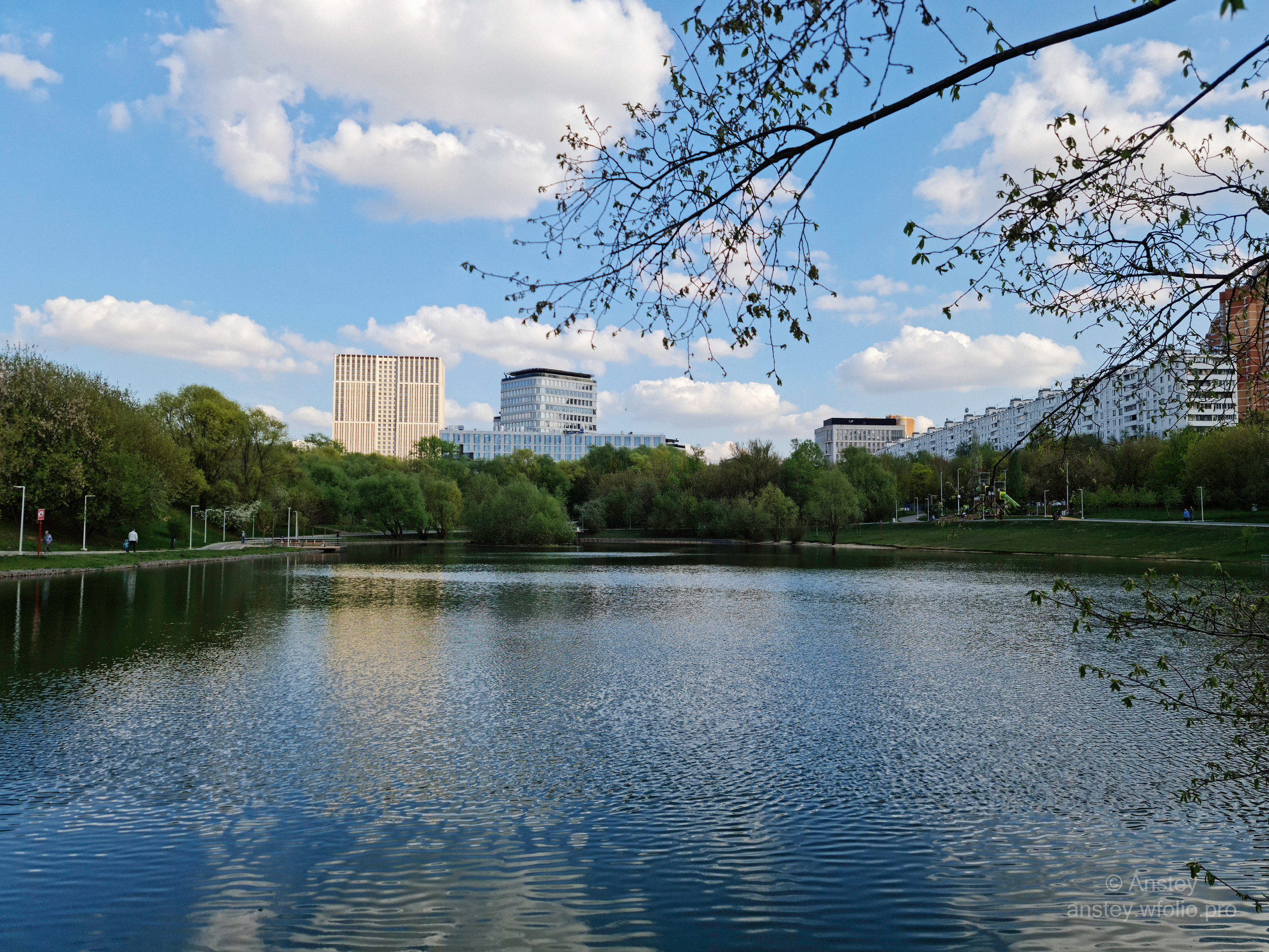 Пруд в парке в Москве весной