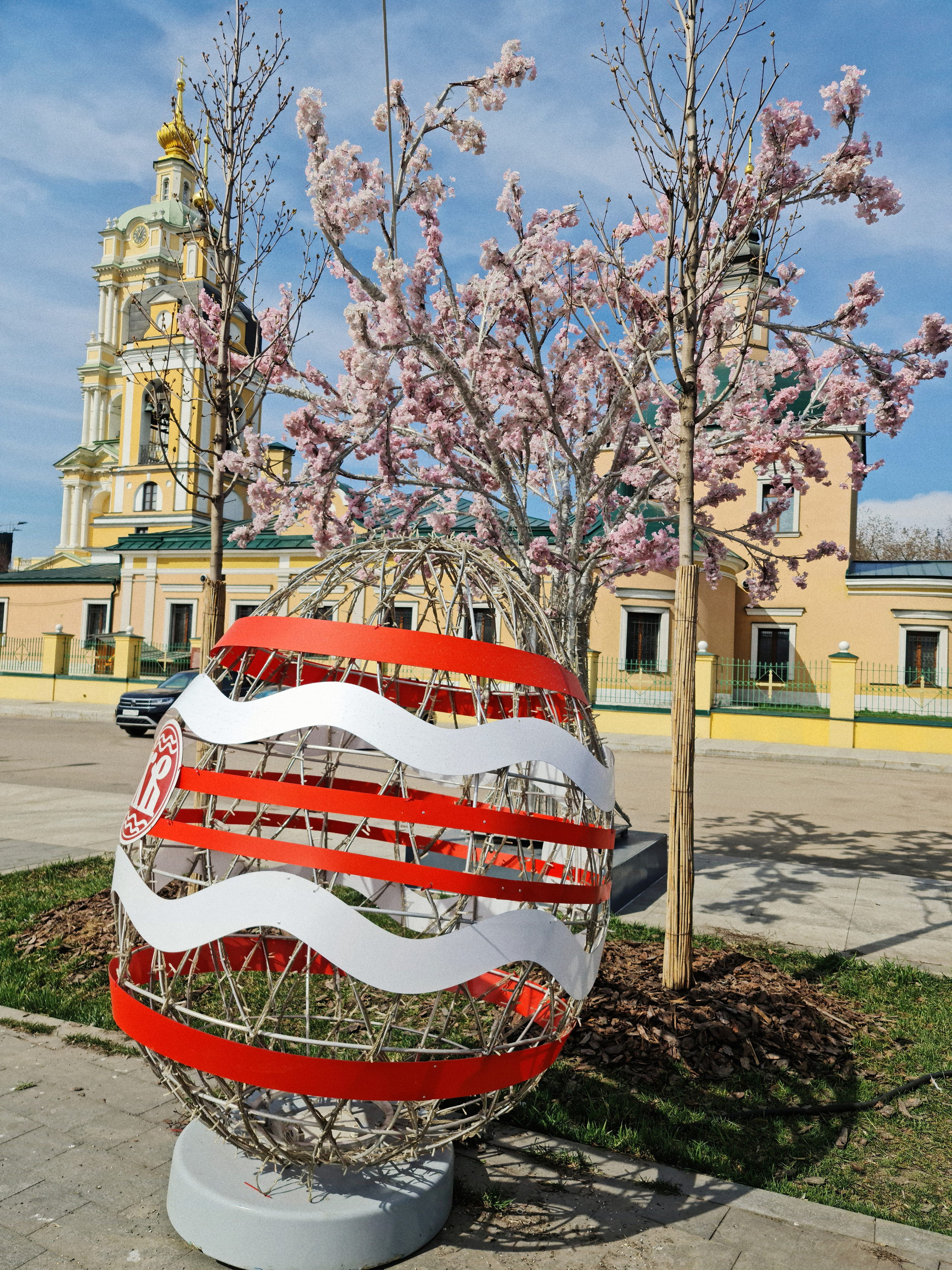 Большое пасхальное яйцо перед Новоспасским ставропигиальным мужским монастырем.