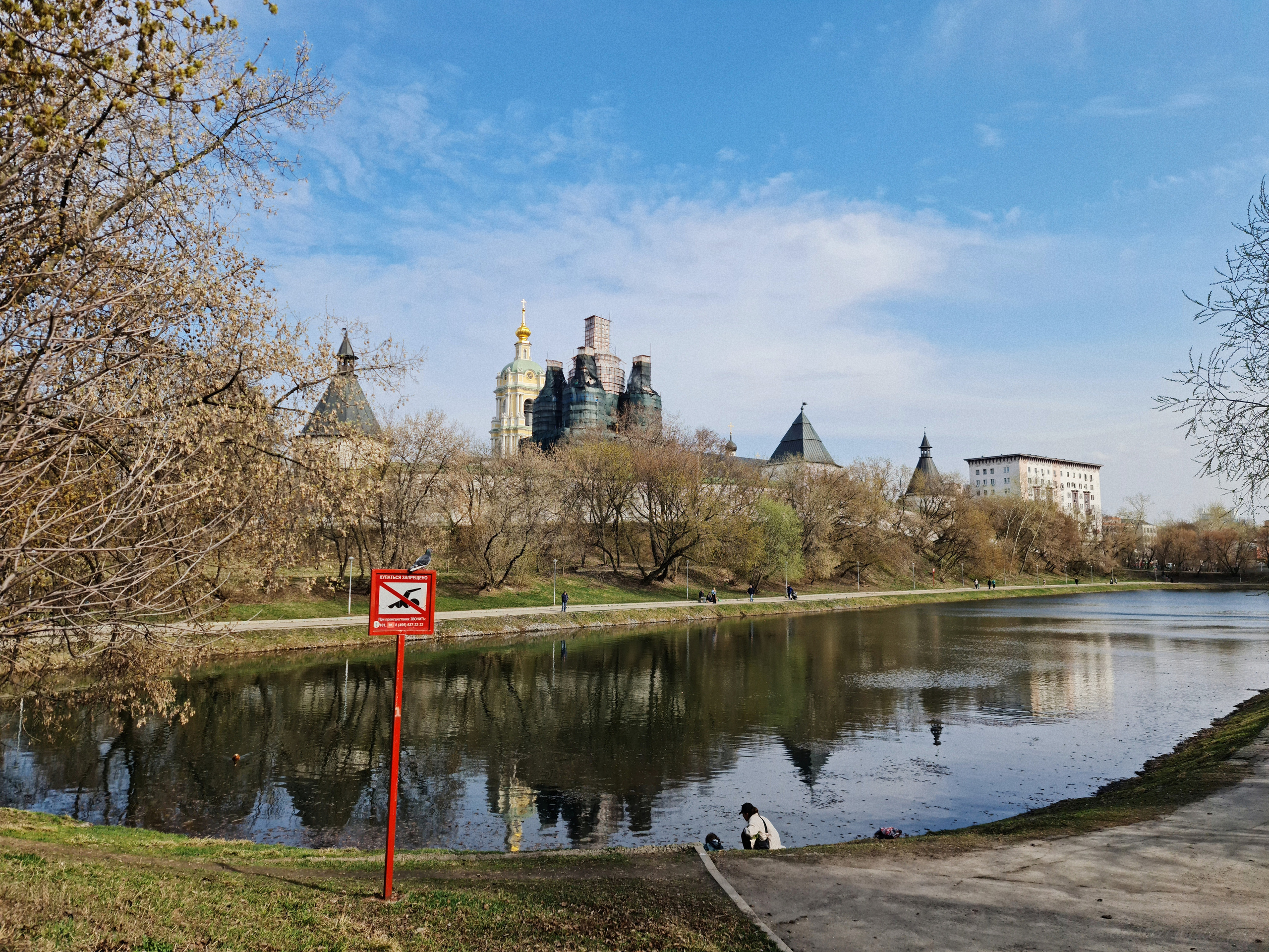 Пруд около Новоспасского монастыря в Москве. Фотография в ясный солнечный день весной.