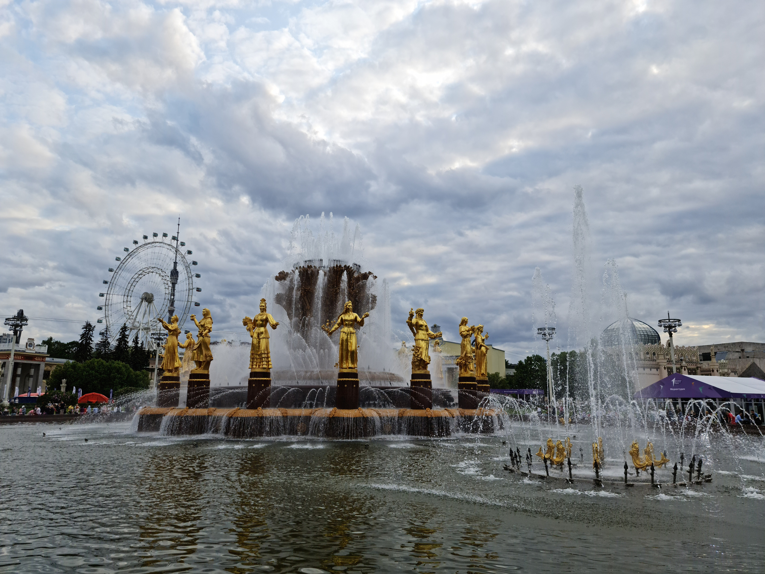 Дружба народов. Главный фонтан и один из основных символов ВДНХ. Создан к открытию ВДНХ в 1954 году по проекту Константина Топуридзе и Григория Константиновского. Расположен на Центральной аллее, на площади Дружбы народов, рядом с Главным павильоном.