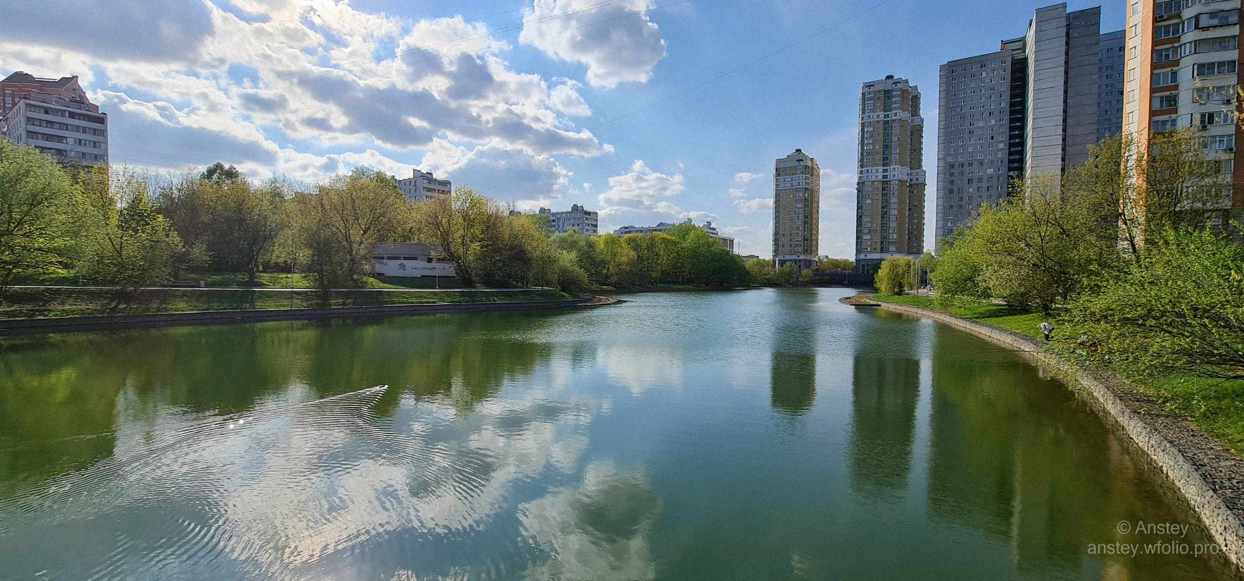 Парк с прудом в Москве весной