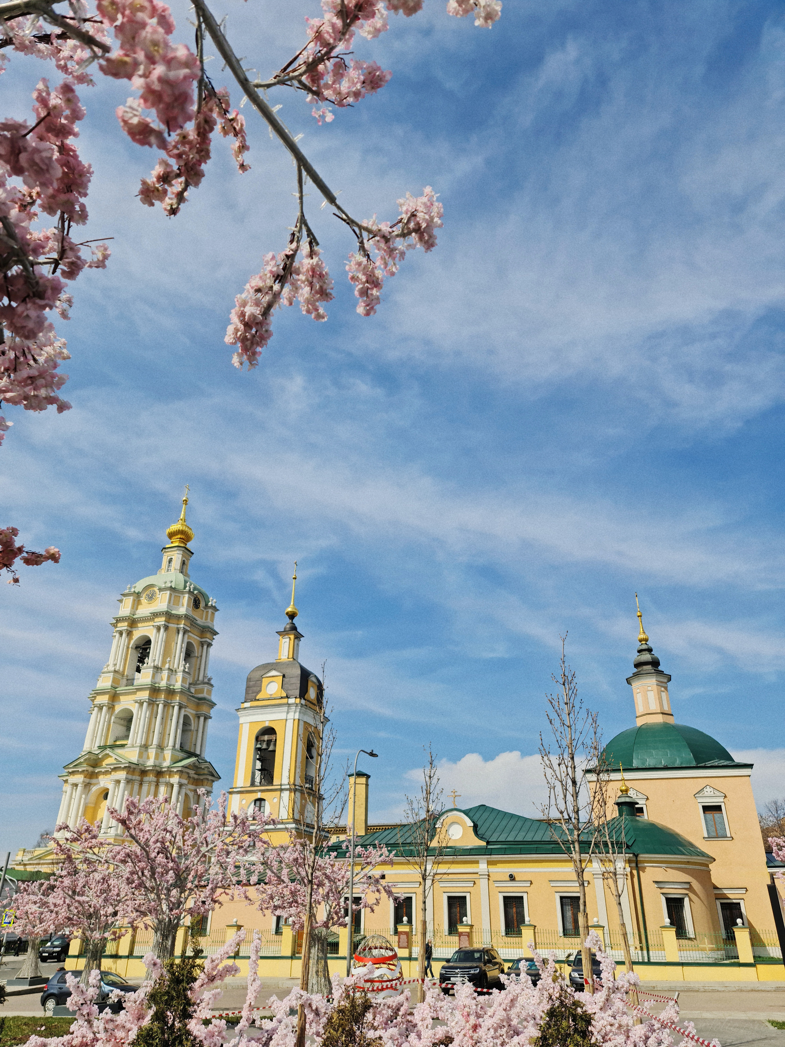 Новоспасский ставропигиальный мужской монастырь, фотография в ясный солнечный день весной перед Пасхой.
