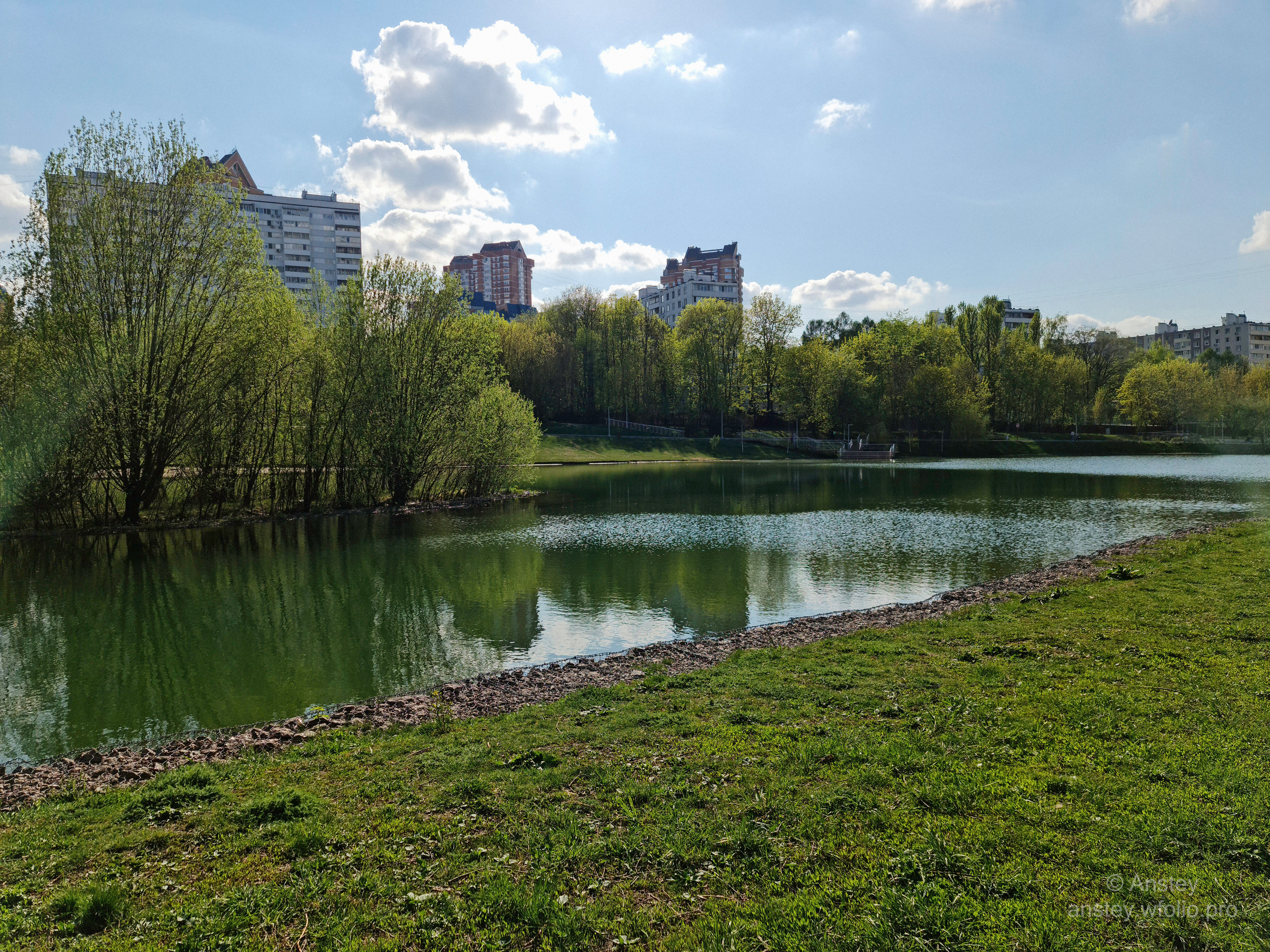 Парк в Москве весной