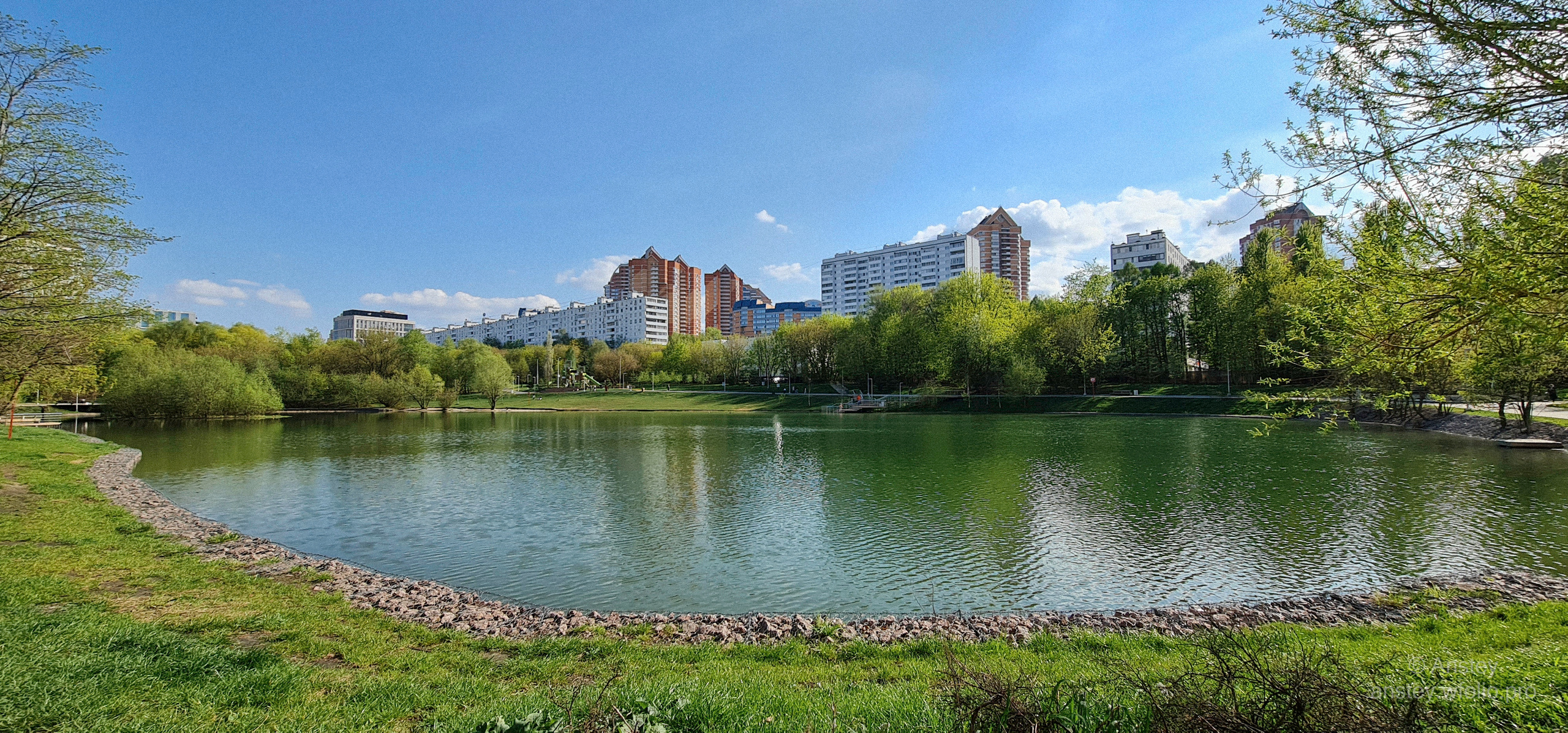 Пруд в московском парке весной
