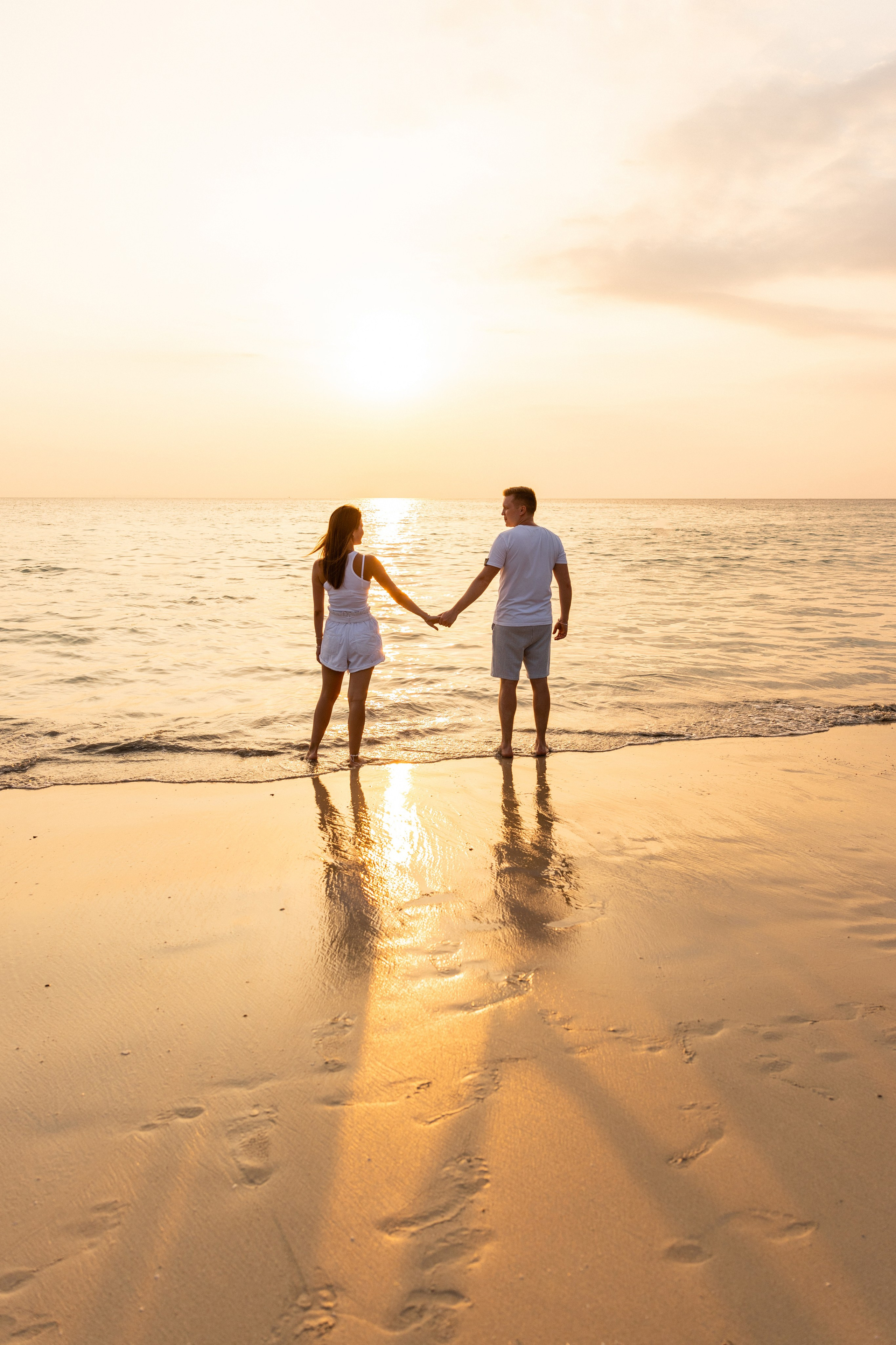 Love Story на Пхукете: фотосессия для пары на пляже Карон. Фотограф на Пхукете в Таиланде