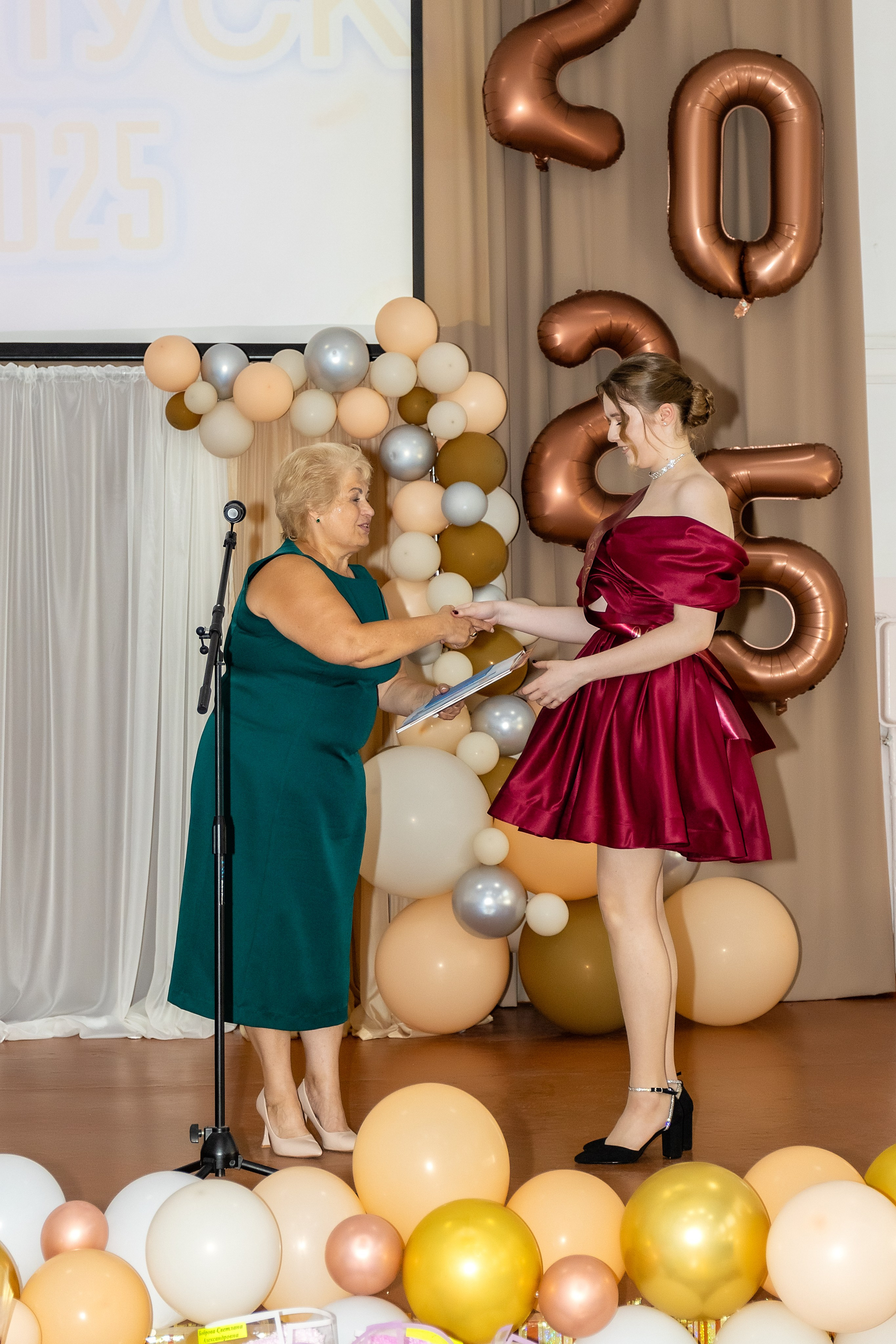 Выпускной. Школа 22, 11 класс. Стильный выпускной альбом Владивосток фотограф Вероника Мигачева