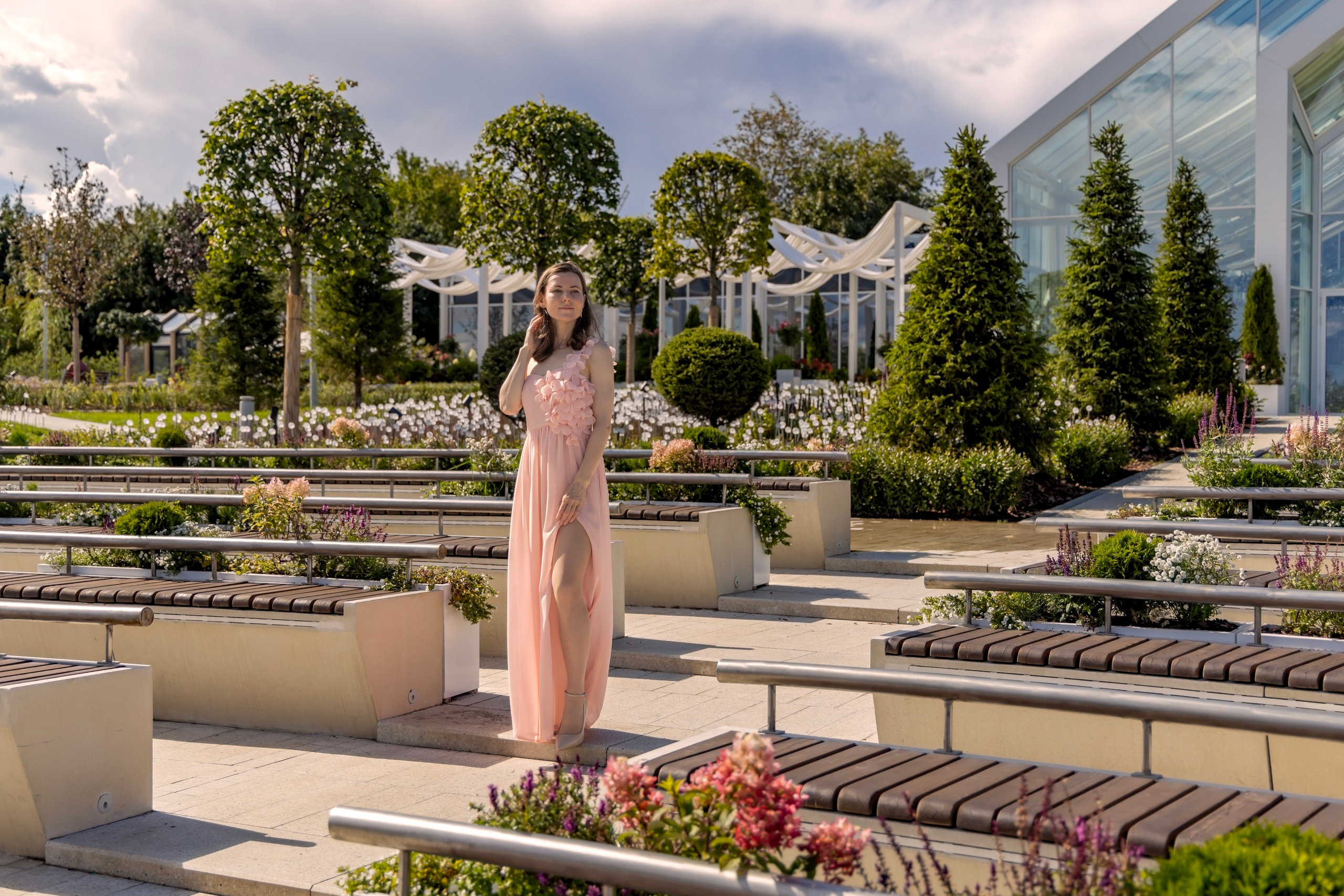 Фотосессия на новой набережной Коломенского: нежность, цветы и вдохновение. Репортажный, семейный и студийный фотограф в Москве Демин Алексей