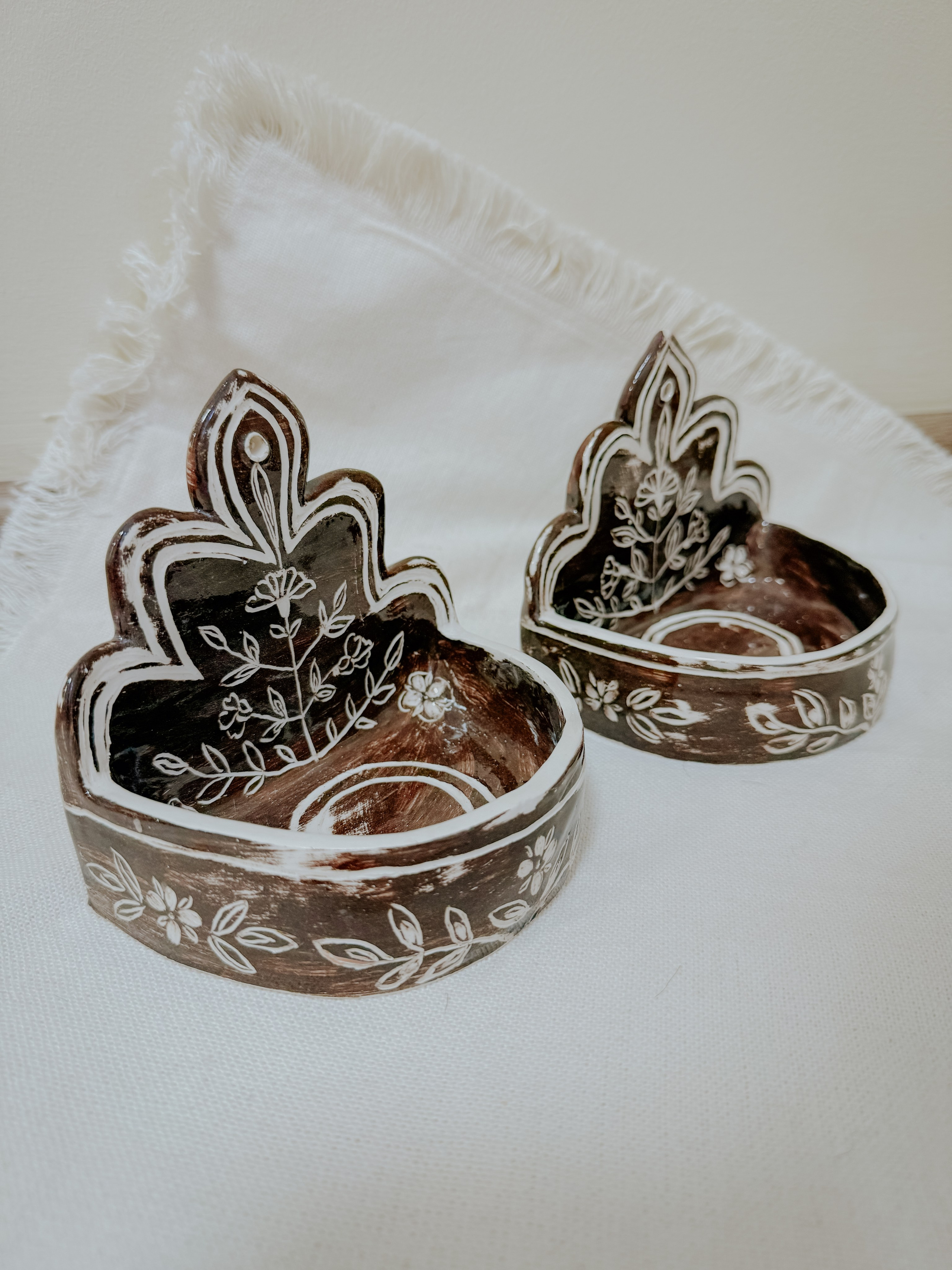 авторскаякерамика керамика мастеркласс гончарныйдворнижний тагил гончарныйдвор гончарка мастеркерамист мастерскаякерамики керамикааленыкосиновой лепкаизглины фотографкерамист кружевотагил колоколтагил гончарнаяшколаколокол подсвечникизглины тарелкаизглины чайныйнабор пуэр подставкаподфото магнит лошадкамагнит подставкаподблаговония