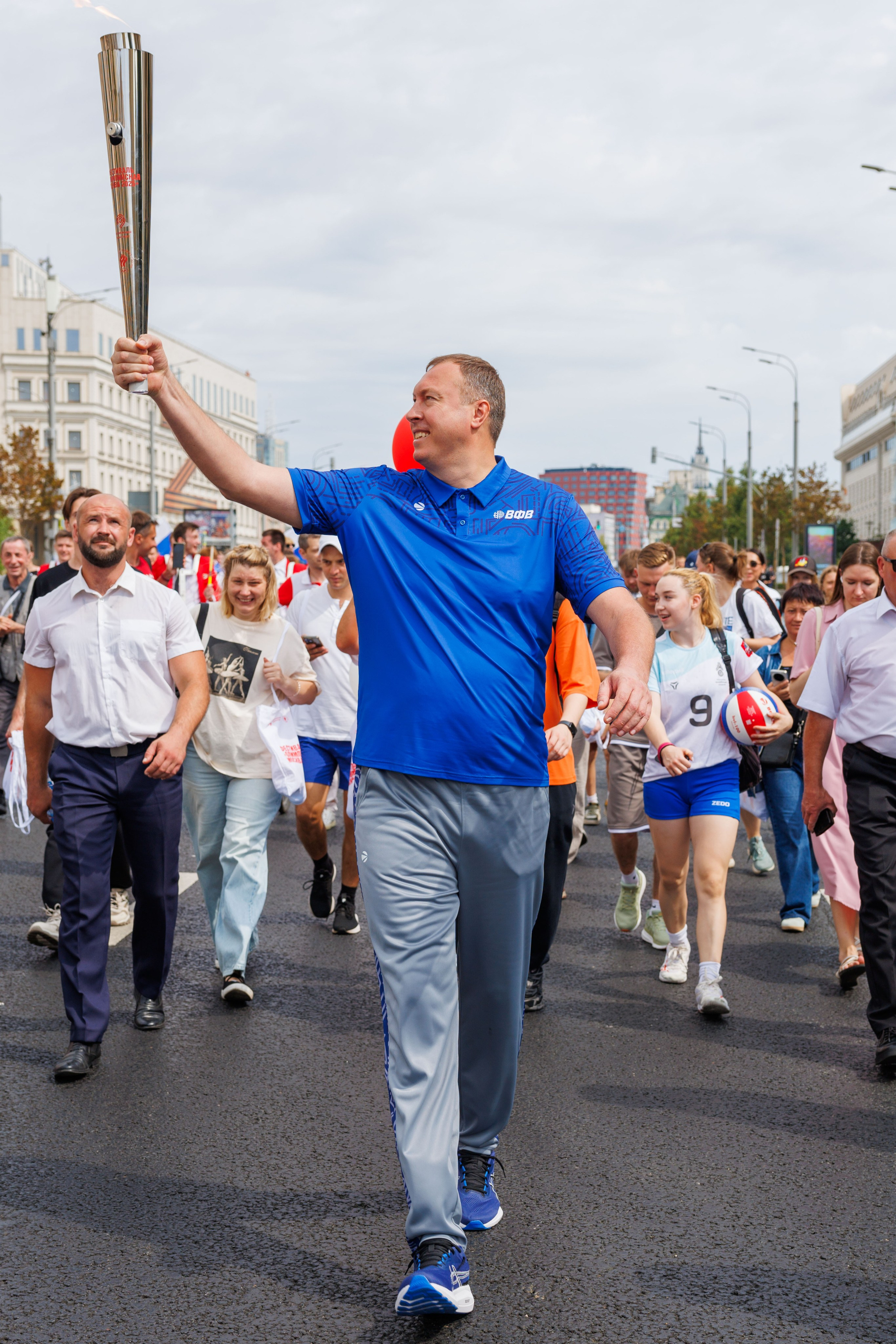 Тарас Хтей несет Олимпийский огонь по Садовому кольцу