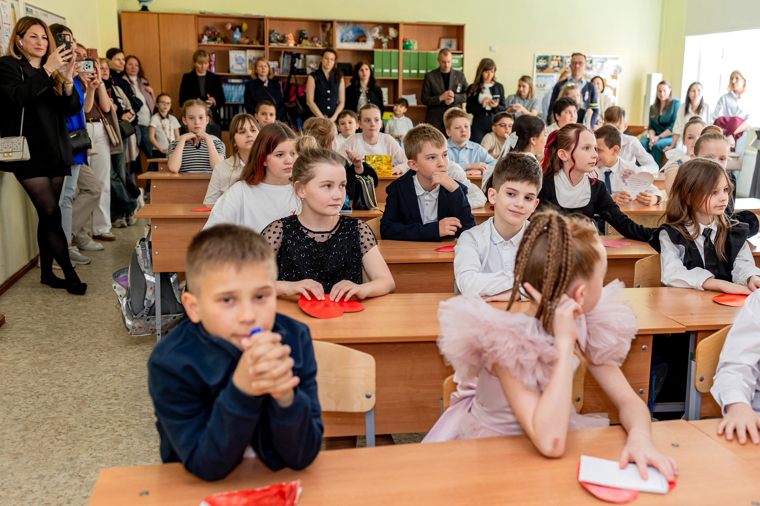 Выпускной в начальной школе в классе. Фотограф и видеограф Москва. Свадебный фотограф, видеограф. Выпускные альбомы. Оживающие альбомы