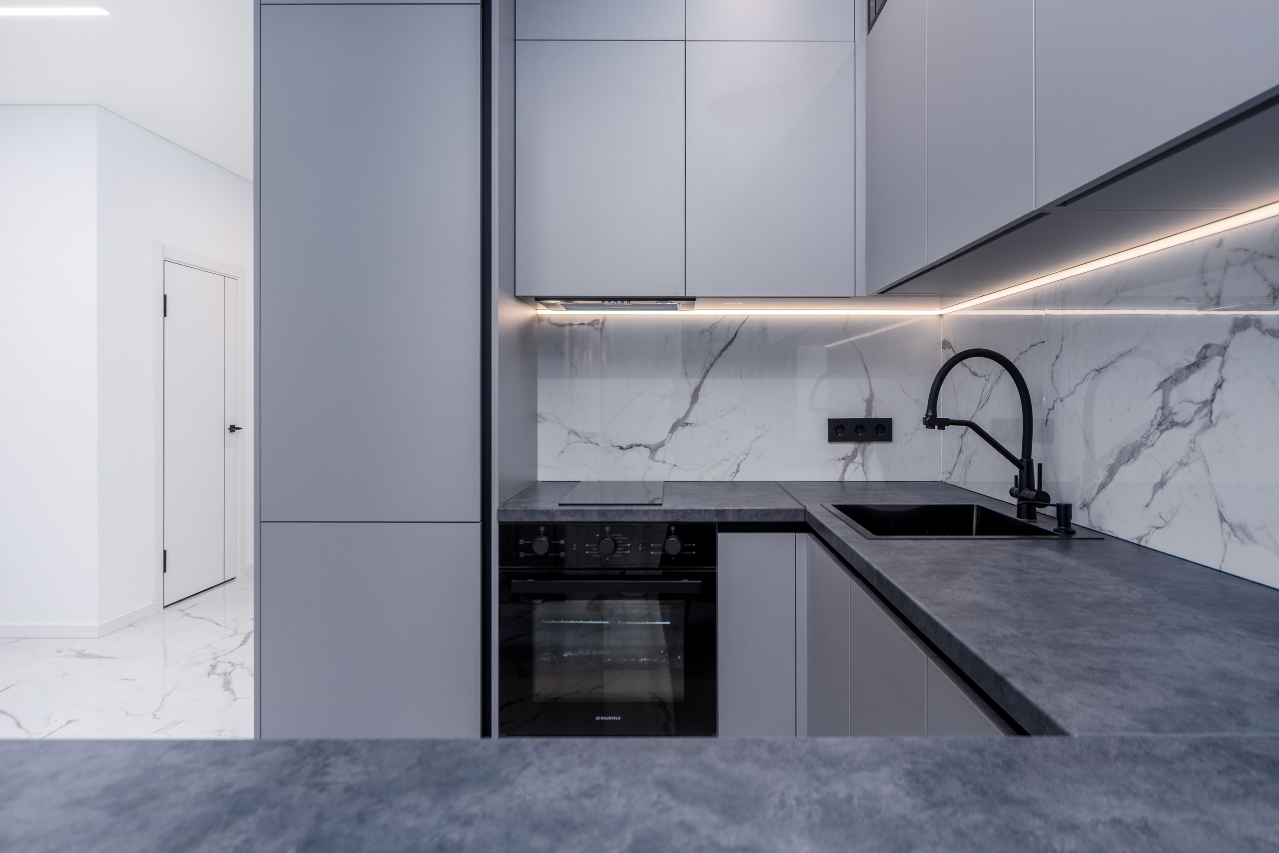 Раковина и духовка на кухне в студии в ЖК Новая Боровая