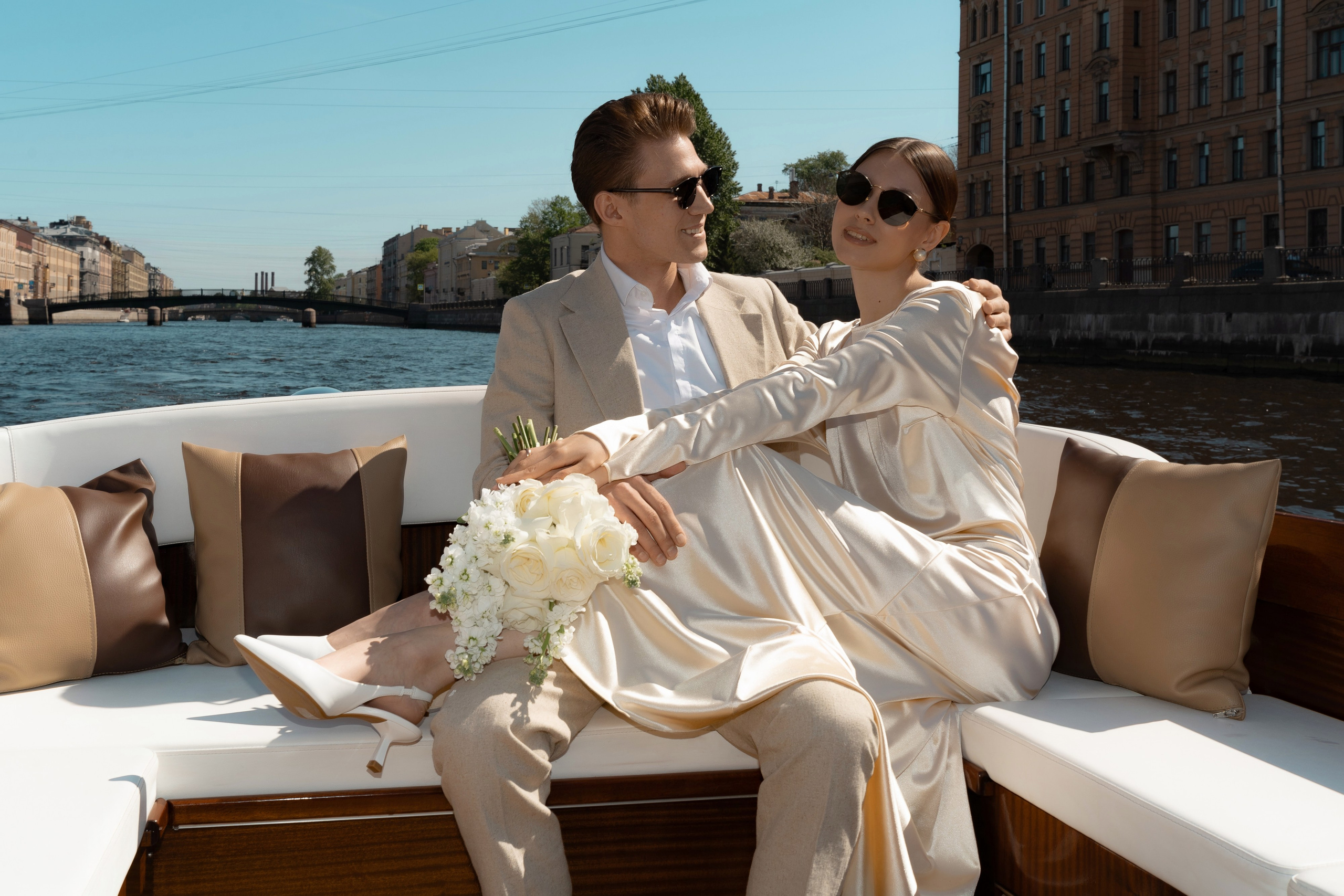 Прогулка по рекам и каналам Петербурга — свадебная фотосессия на катере. Свадебный фотограф Дмитрий Родионов — Санкт-Петербург и Ленинградская область