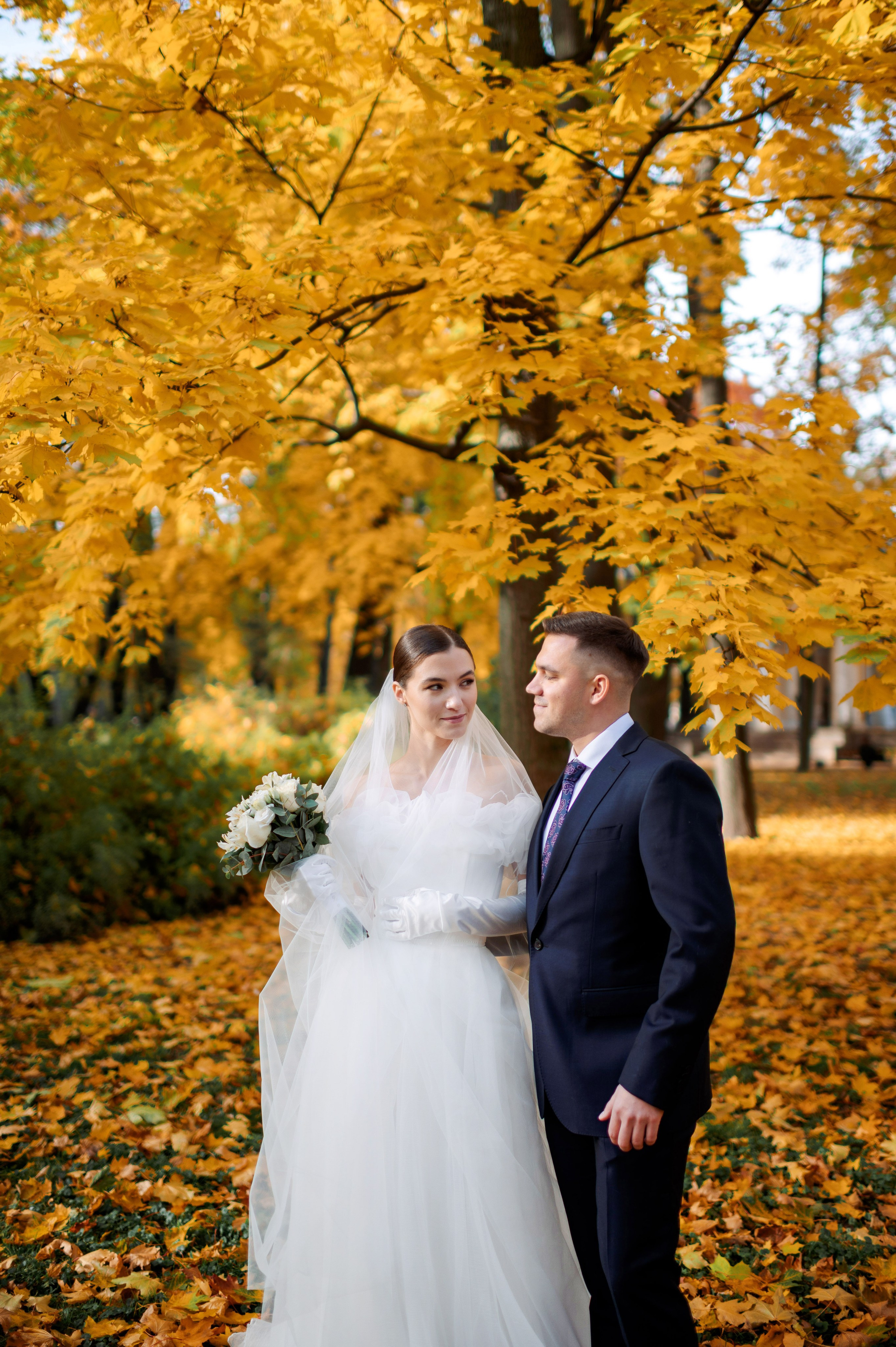 Осенняя великолепная свадебная прогулка жениха и невесты в октябре в Санкт-Петербурге в Михайловском парке и у Атлантов на Миллионной улице. Портретный, семейный и свадебный фотограф в Санкт-Петербурге и в Пушкине Ширяев Денис