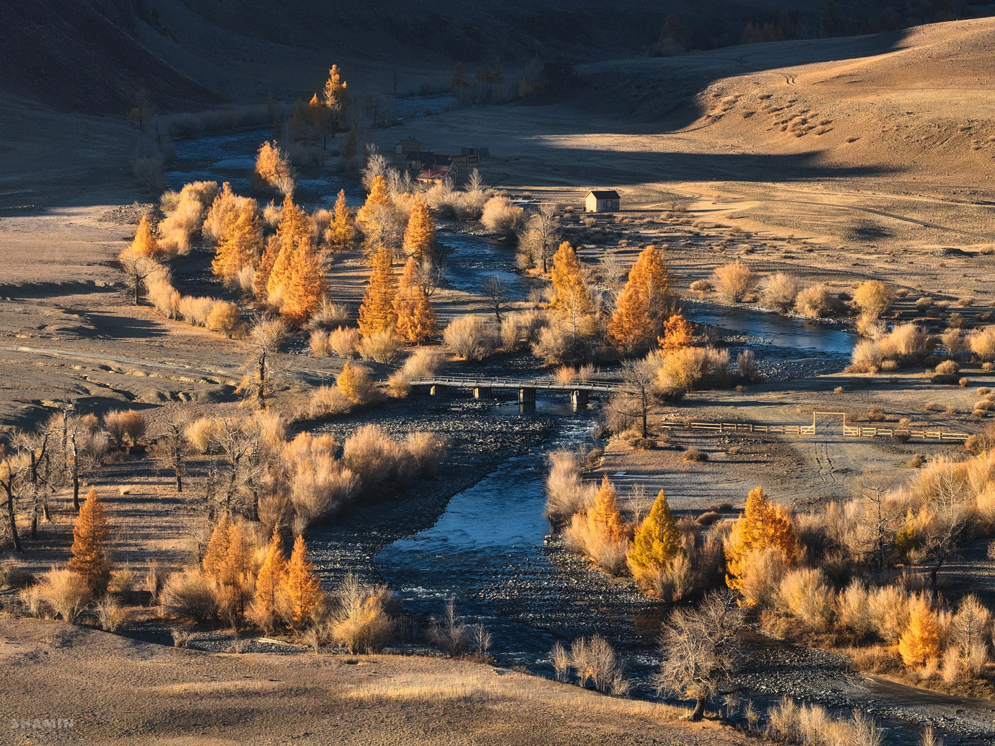 Аэросъёмка пейзажей с дрона — вид с высоты на природу, свет и пространство, запечатлённые в разное время суток.